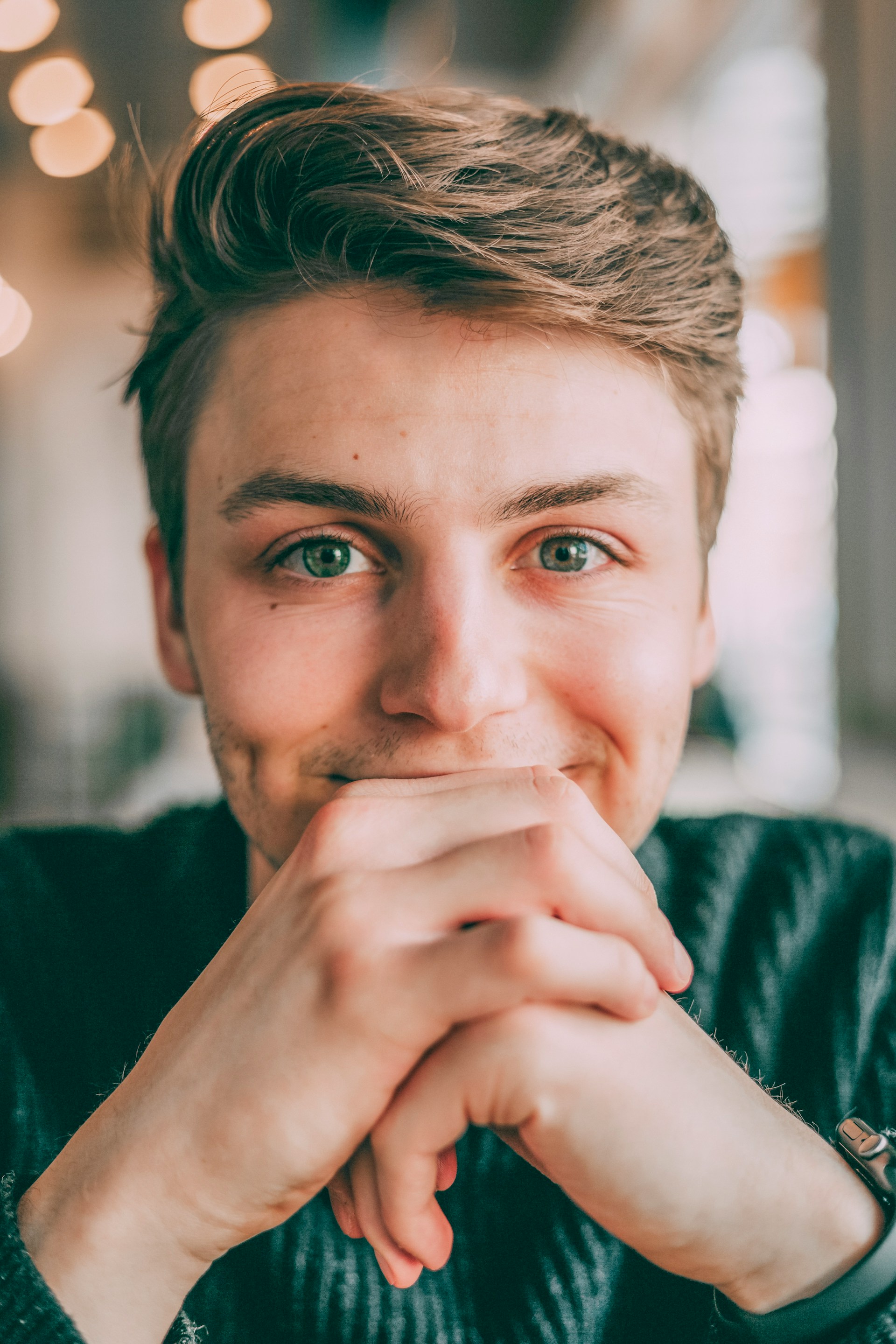 Un homme souriant | Source : Unsplash
