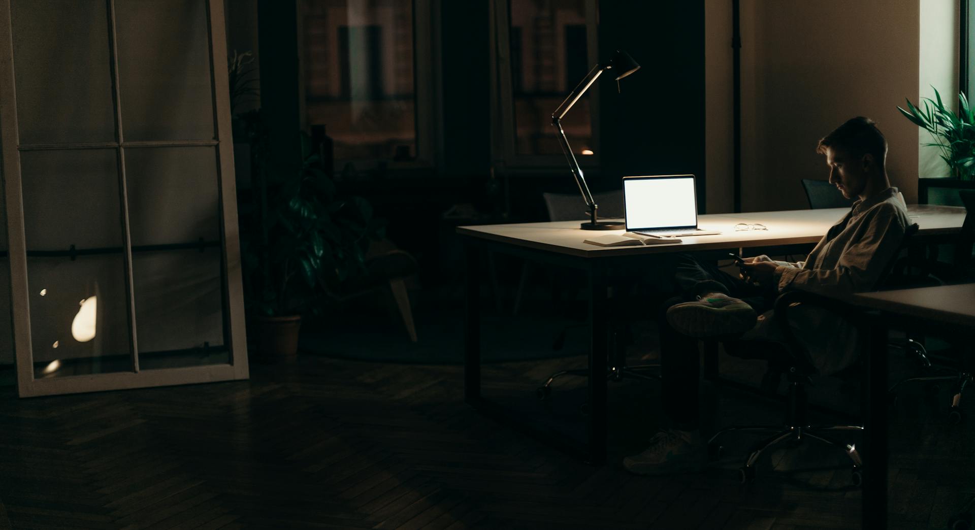 Un homme assis dans son bureau la nuit | Source : Pexels
