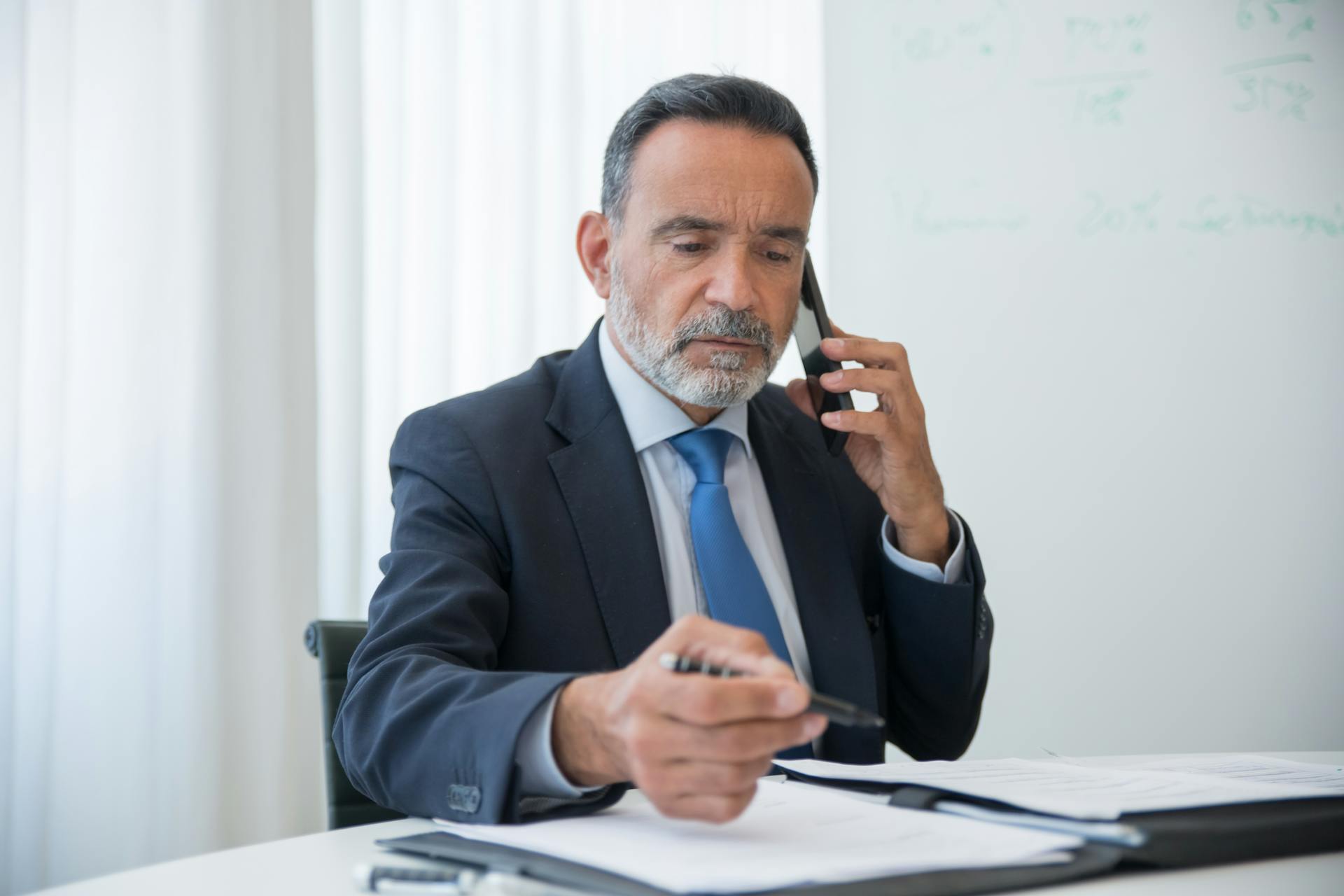 Un homme qui parle au téléphone | Source : Pexels