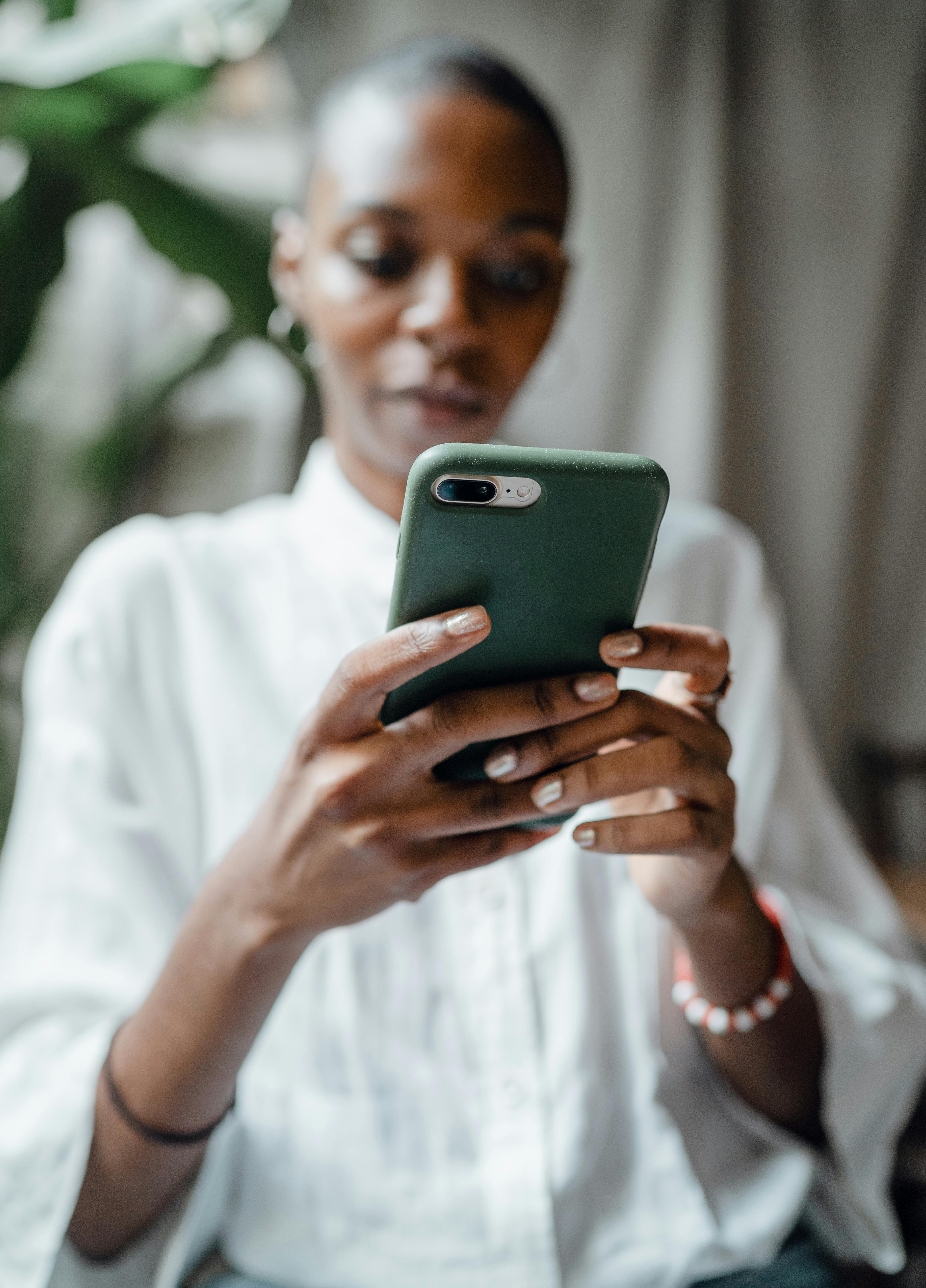 Une femme sur son téléphone | Source : Pexels