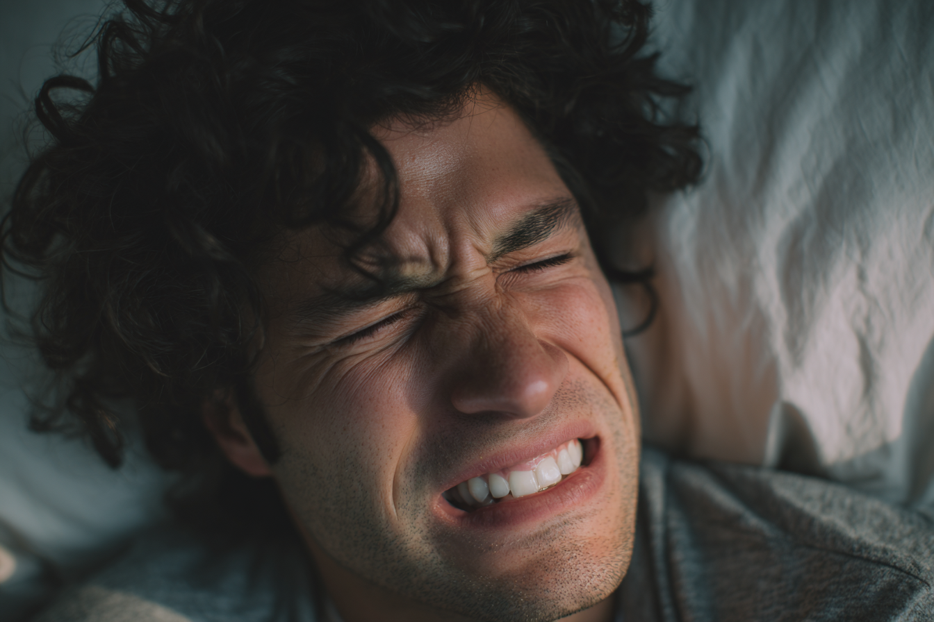 Un homme grimaçant de douleur | Source : Midjourney