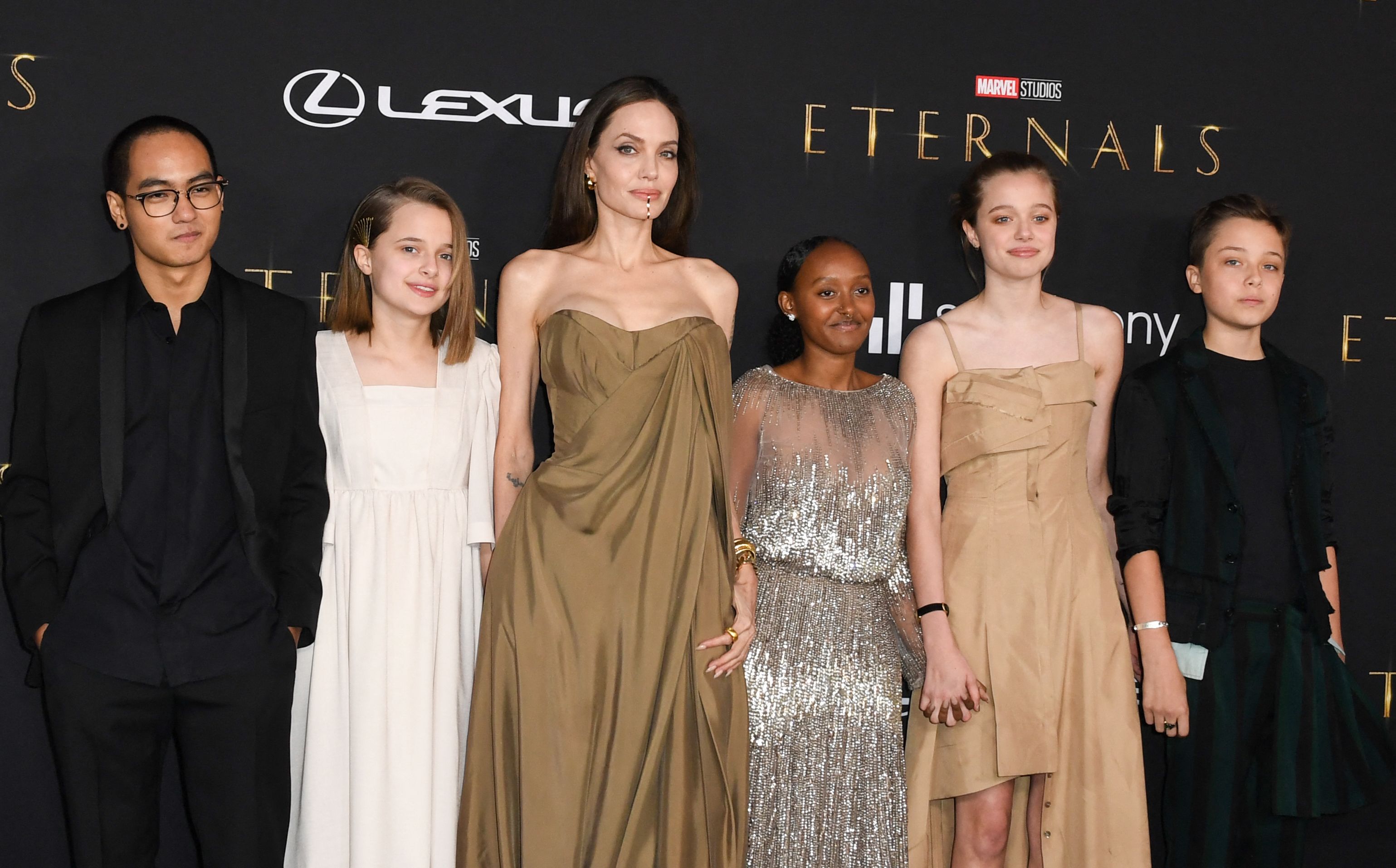 (Maddox, Vivienne, Angelina, Zahara, Shiloh et Knox Jolie-Pitt arrivent à la première mondiale des "Éternels", 2021 | Source : Getty Images