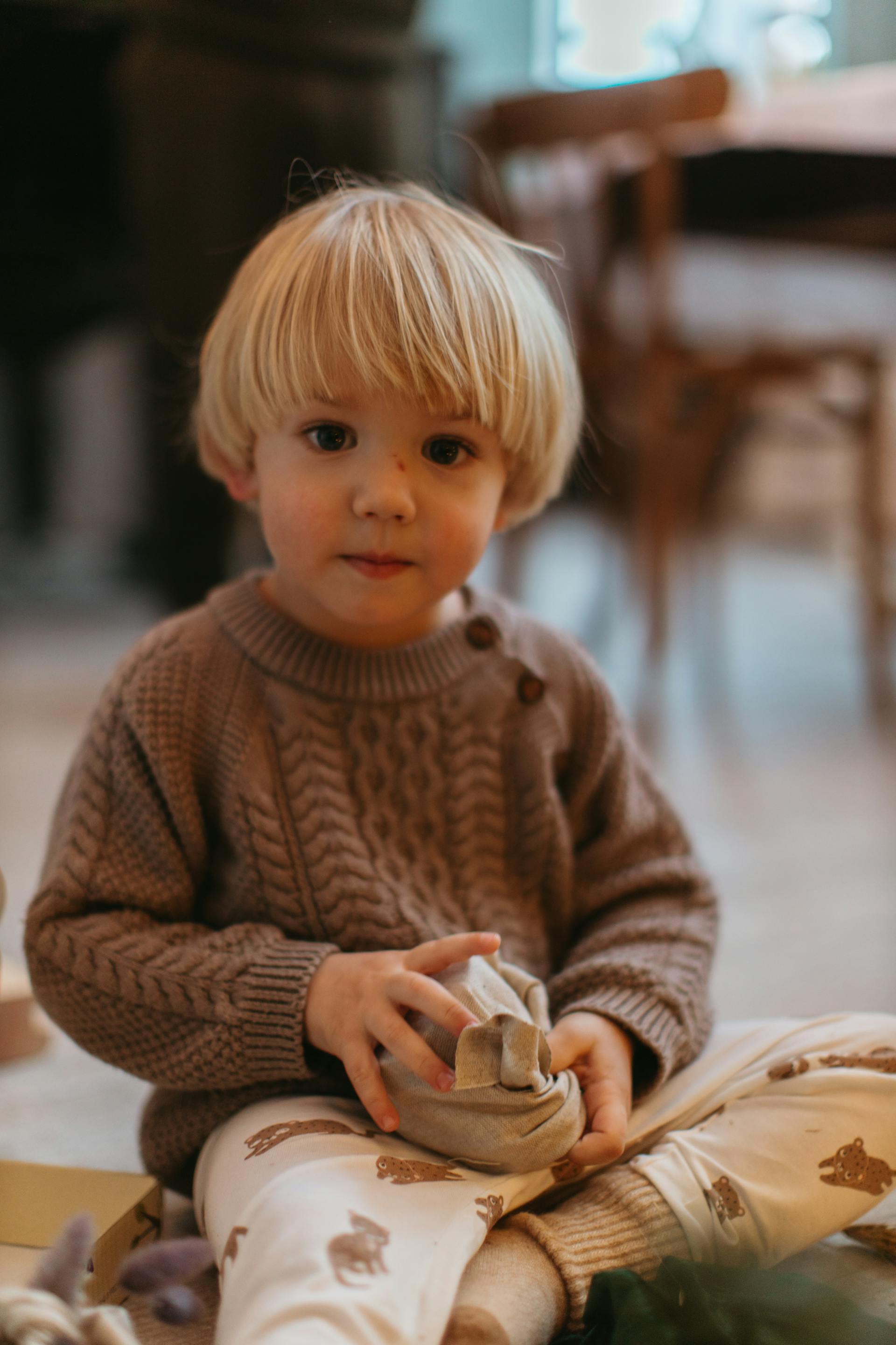 Un enfant portant un pull | Source : Pexels