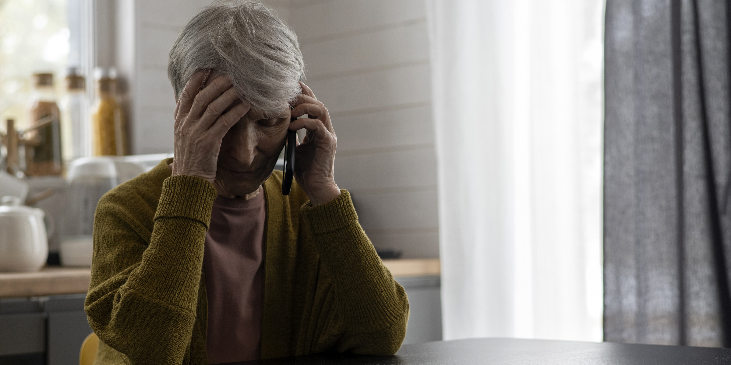 Une femme contrariée lors d'un appel | Source : Freepik