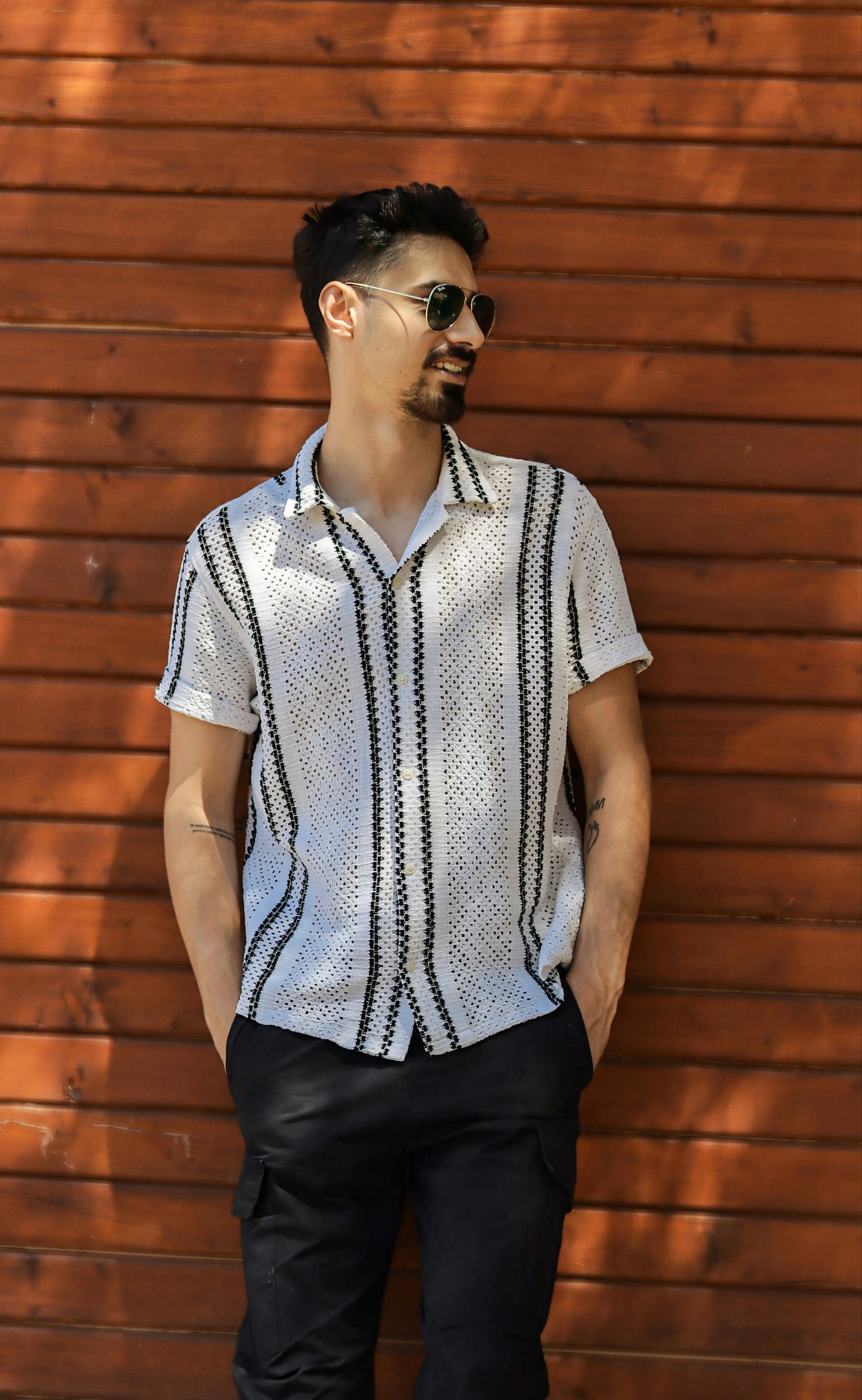 Un homme détournant le regard tout en souriant | Source : Pexels