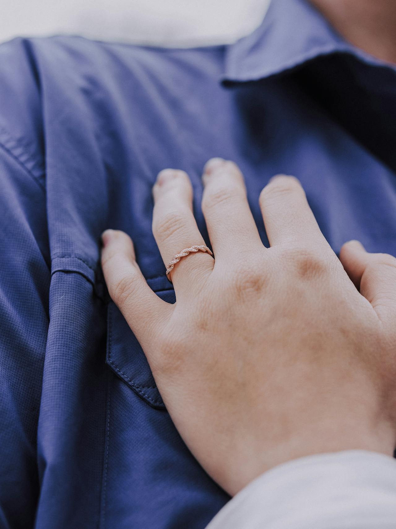 Gros plan d'une femme tenant un homme dans ses bras | Source : Pexels