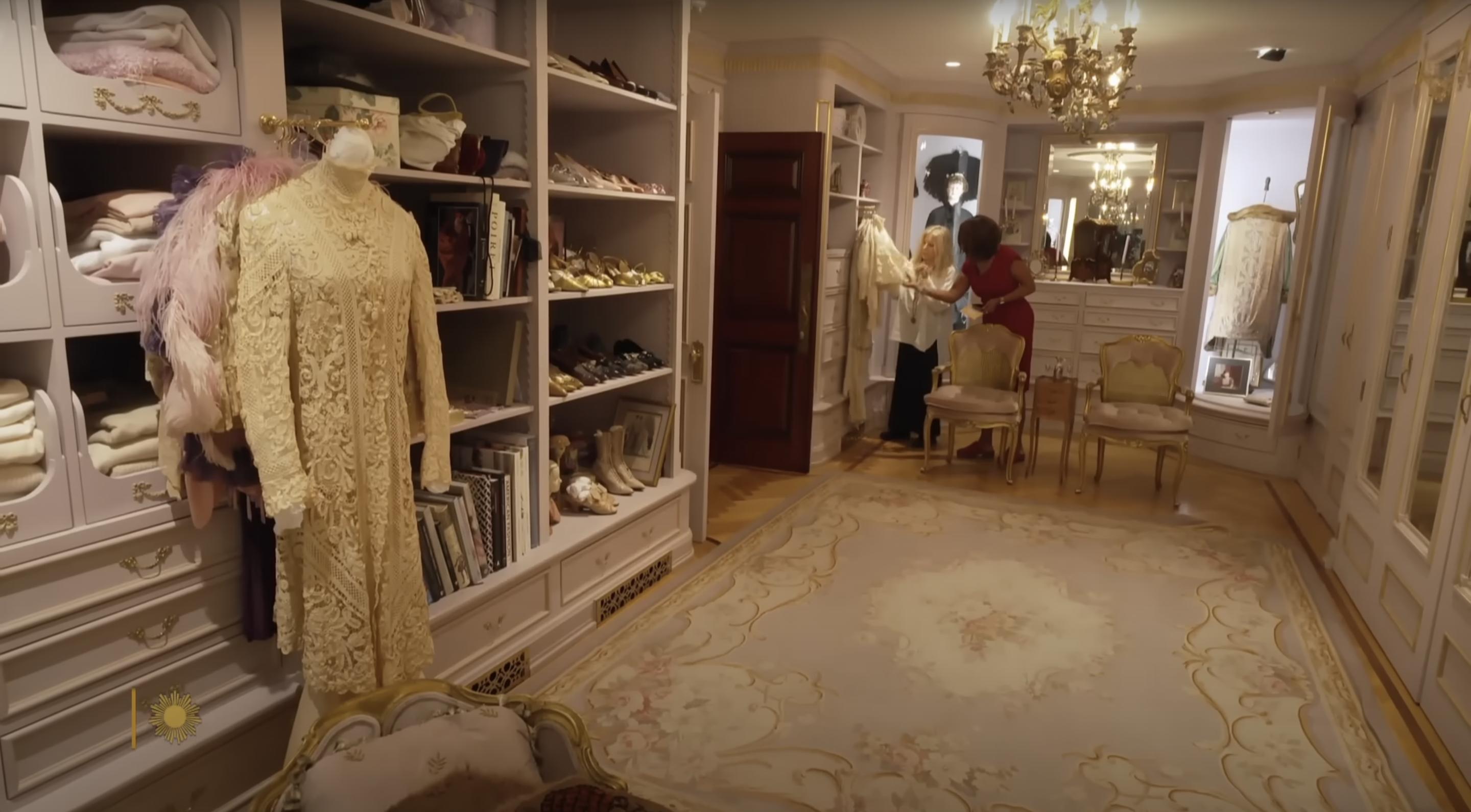L'intérieur de la maison de Barbra Streisand | Source : YouTube/CBS Sunday Morning