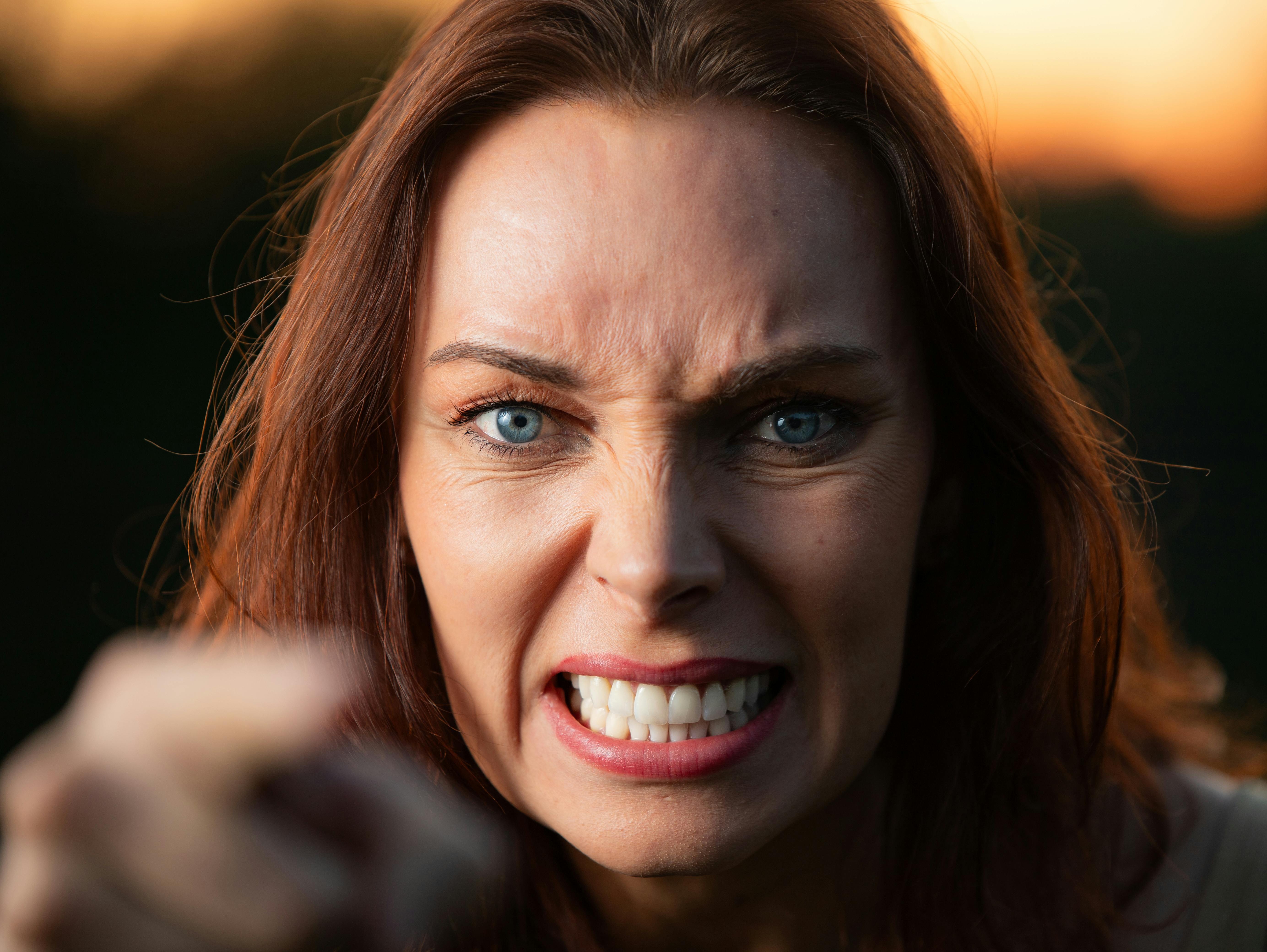 Une femme en colère qui pointe du doigt et crie | Source : Pexels