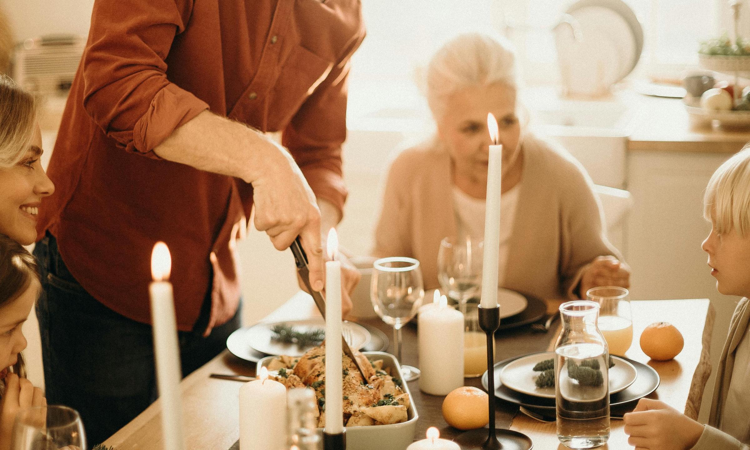 Une famille qui profite d'un repas ensemble | Source : Pexels
