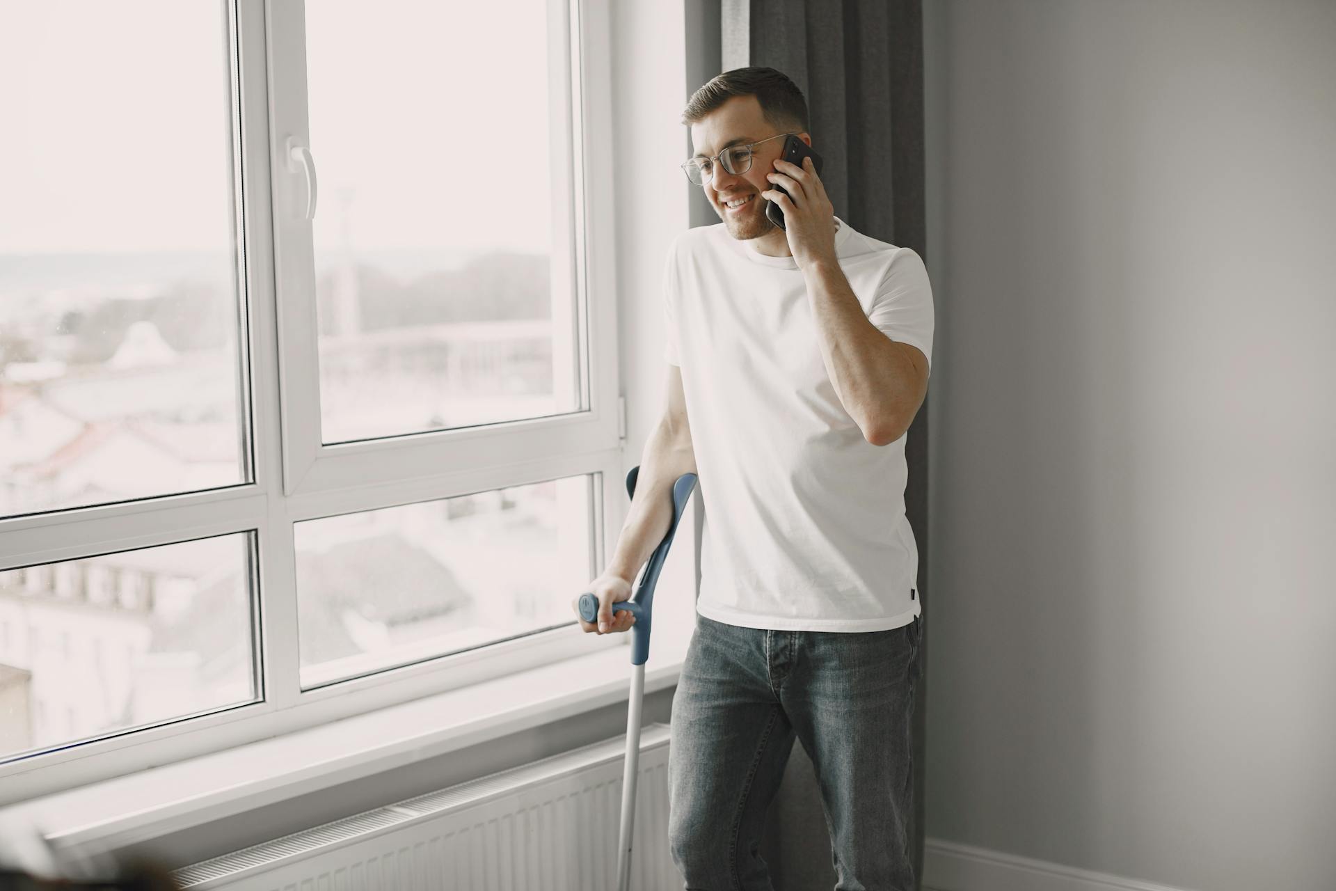 Un homme utilisant une béquille d'avant-bras lors d'un appel | Source : Pexels
