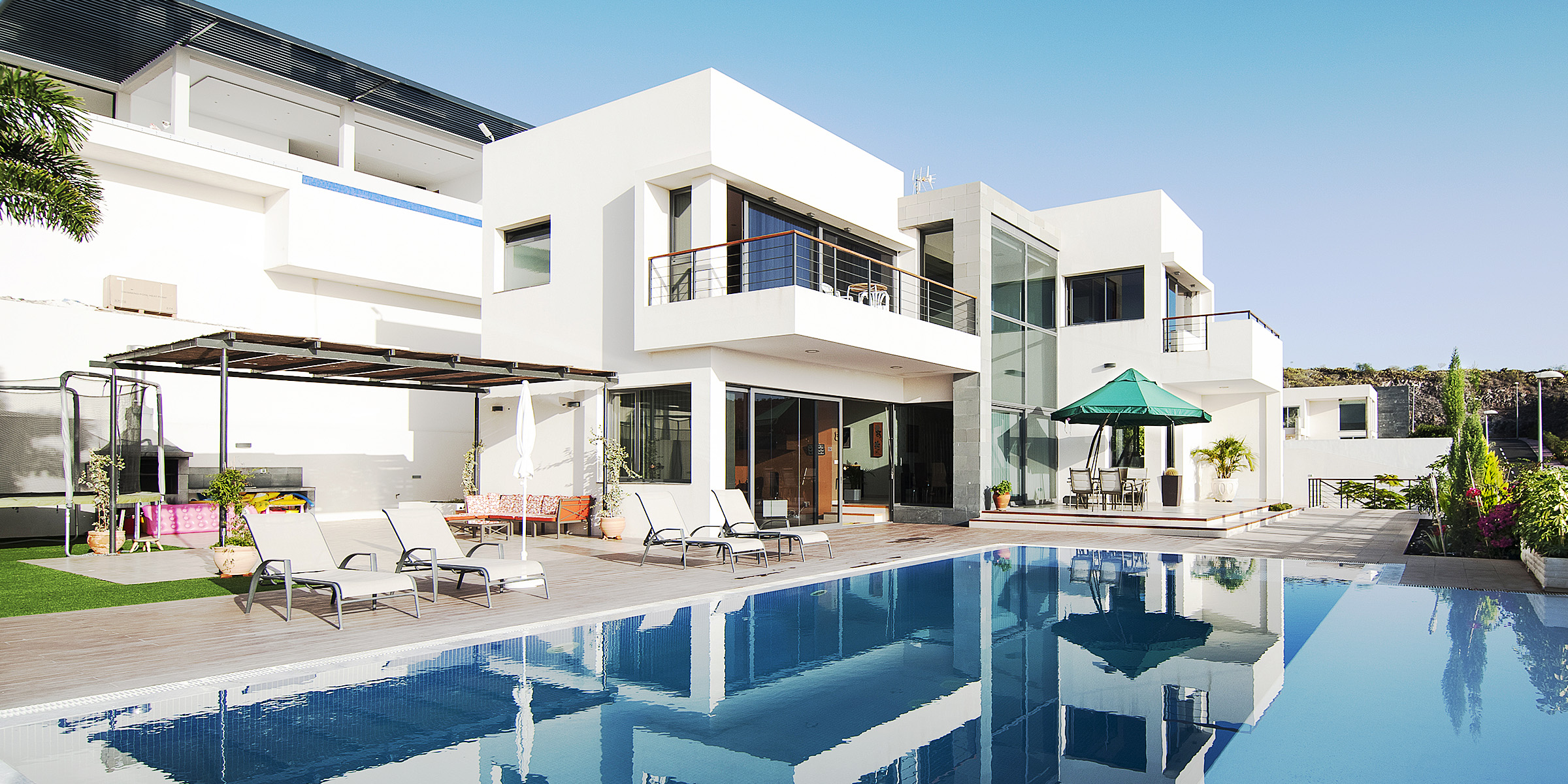 Un immeuble luxueux avec une piscine | Source : Shutterstock