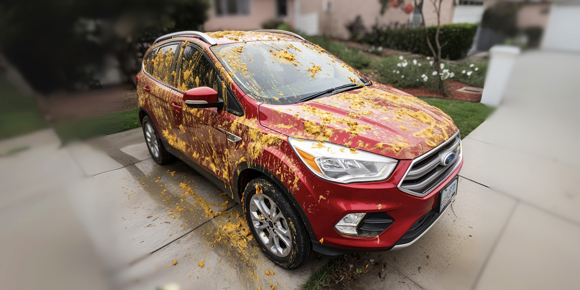 Une voiture rouge sale | Source : The Celebritist