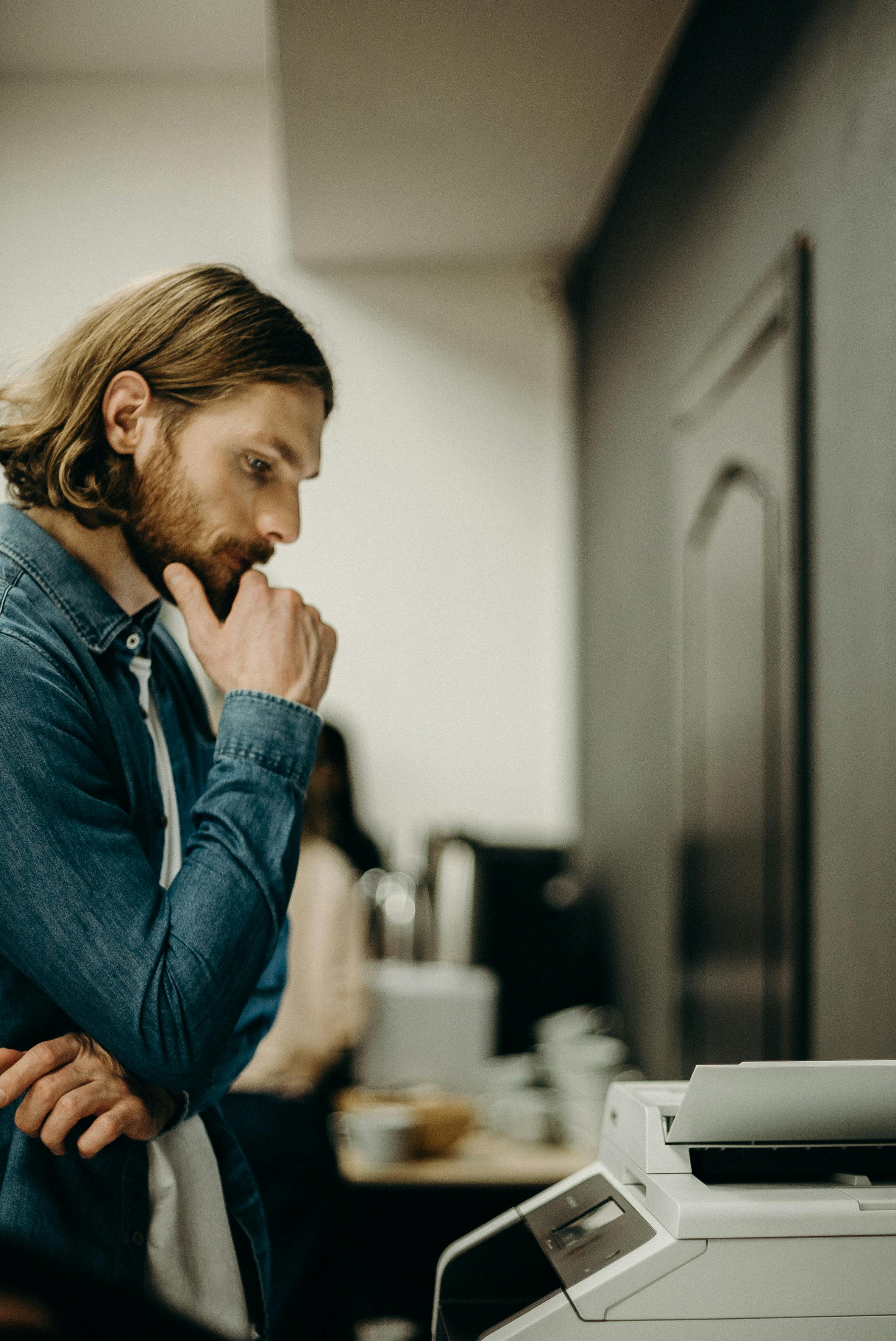 Un homme qui imprime quelque chose | Source : Pexels