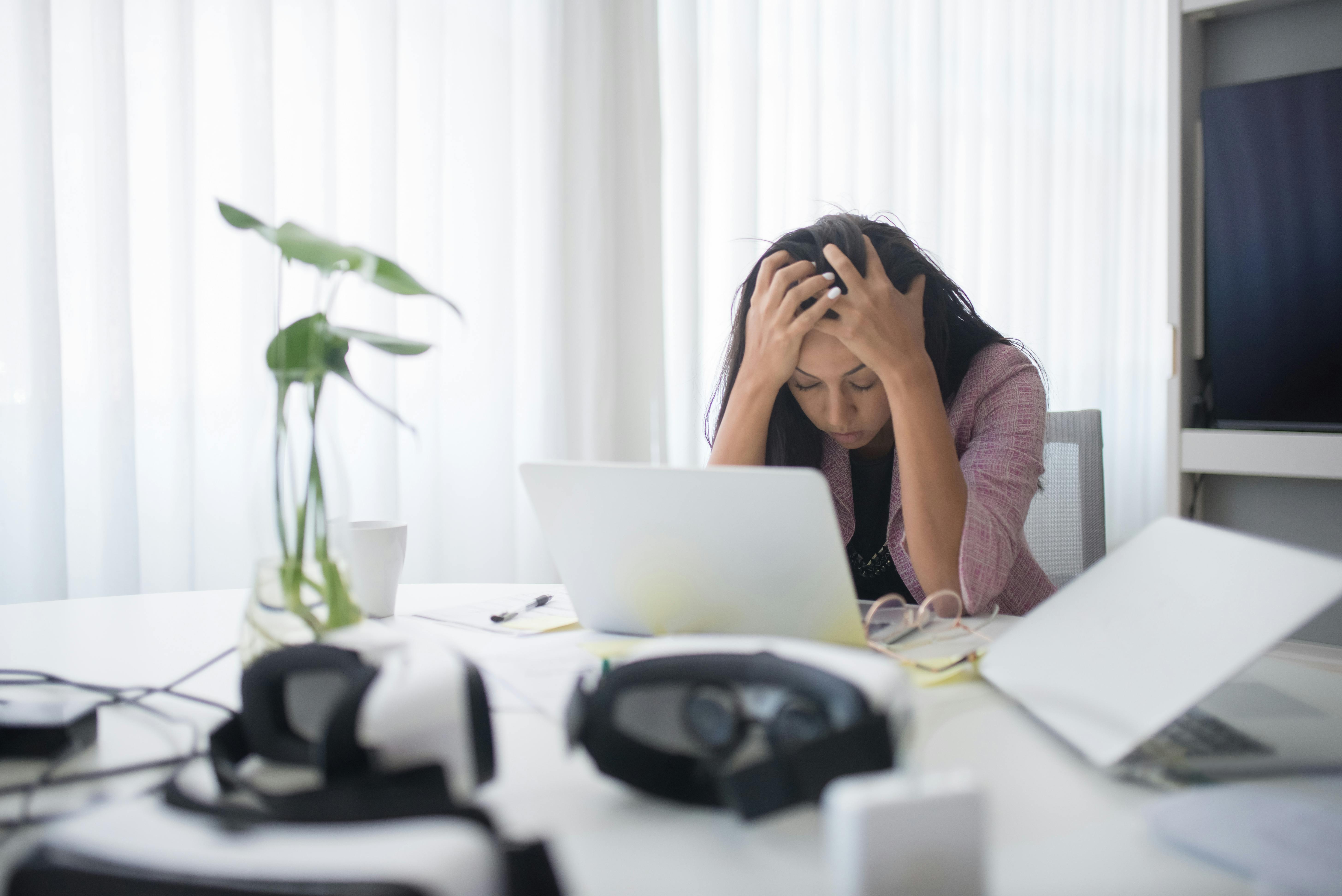 Une femme stressée au travail | Source : Pexels