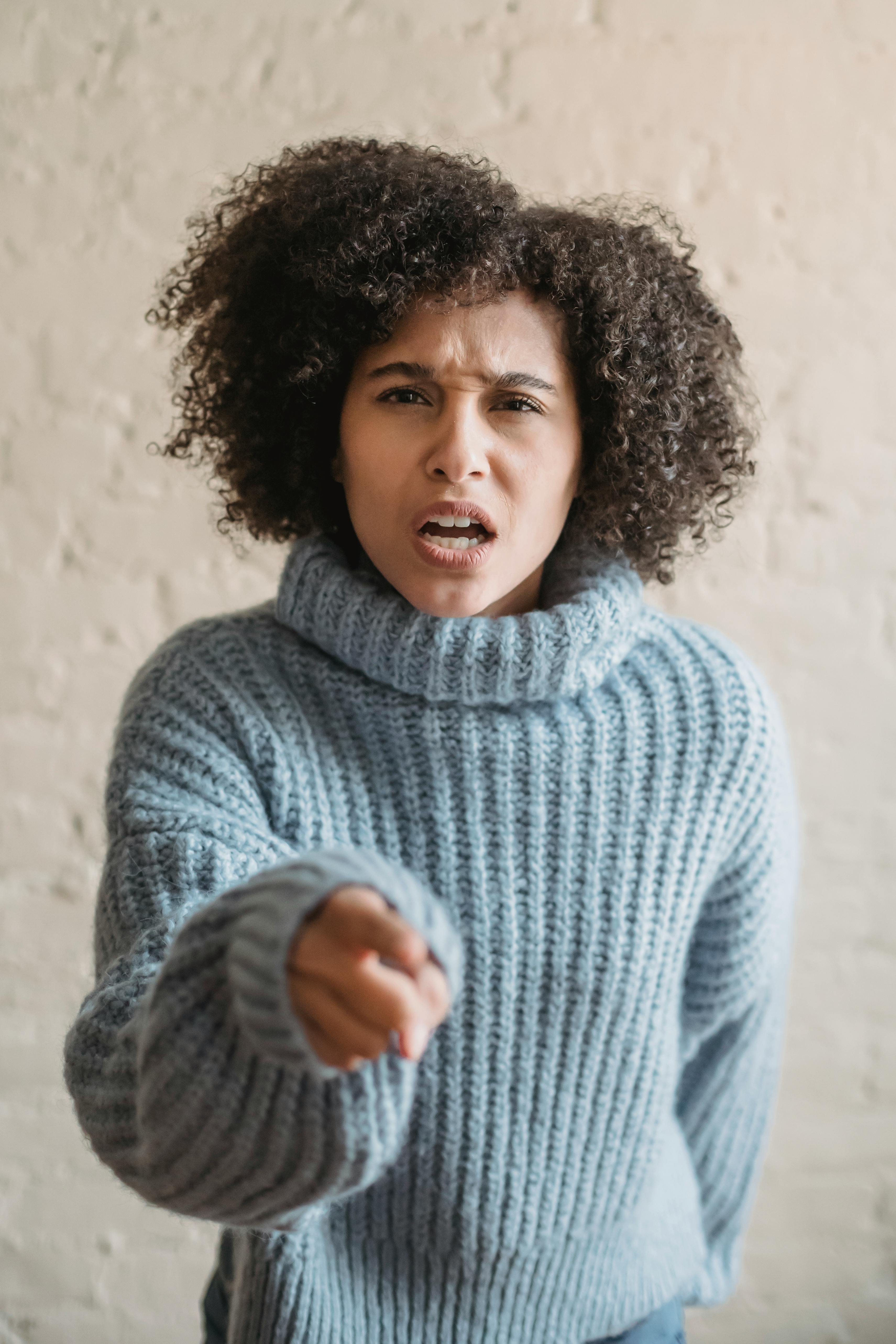 Une femme qui pointe du doigt | Source : Pexels