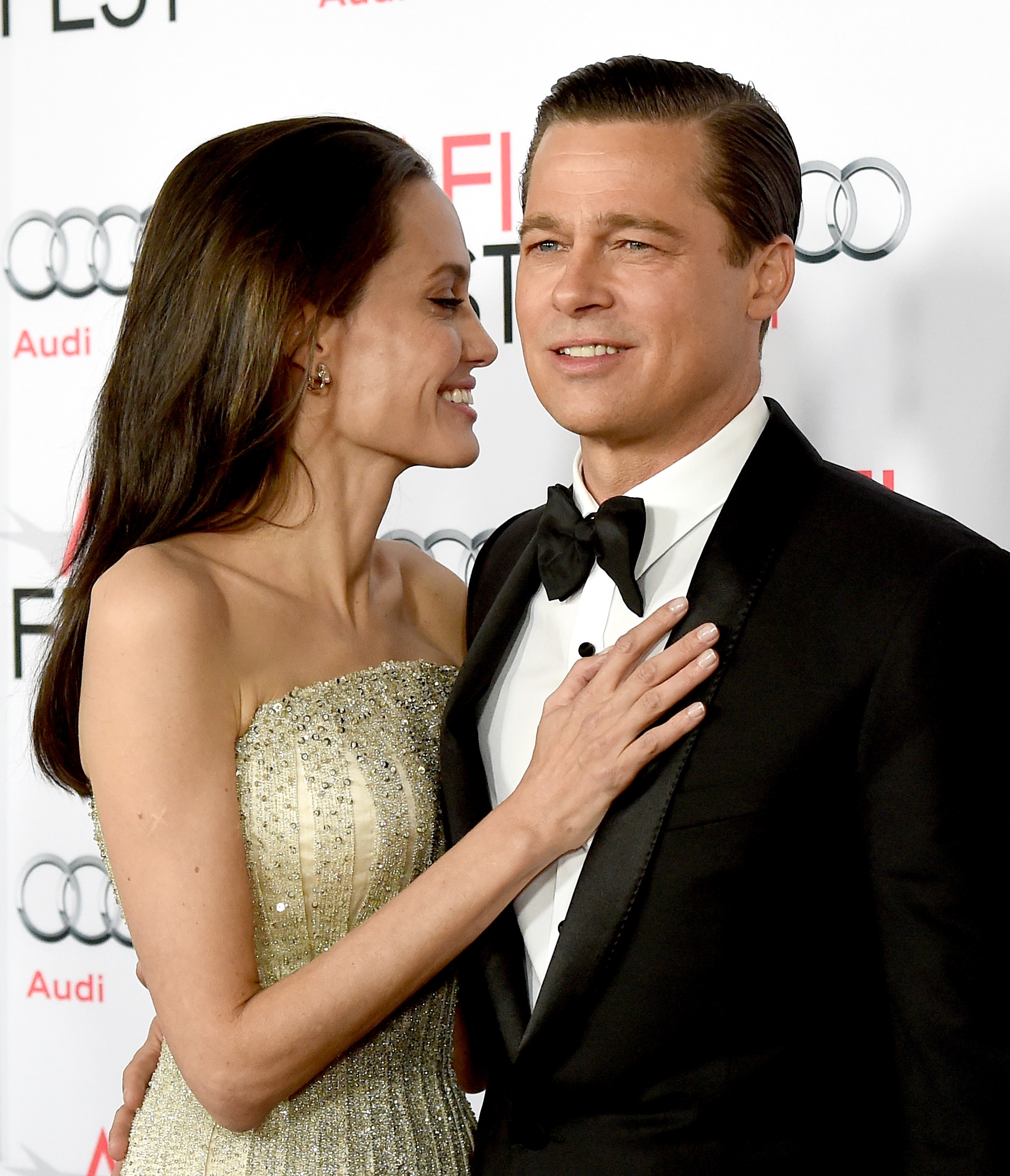 Angelina Jolie et Brad Pitt lors du gala d'ouverture de l'AFI FEST 2015 et de la première du film « By the Sea » le 5 novembre à Los Angeles, en Californie. | Source : Getty Images