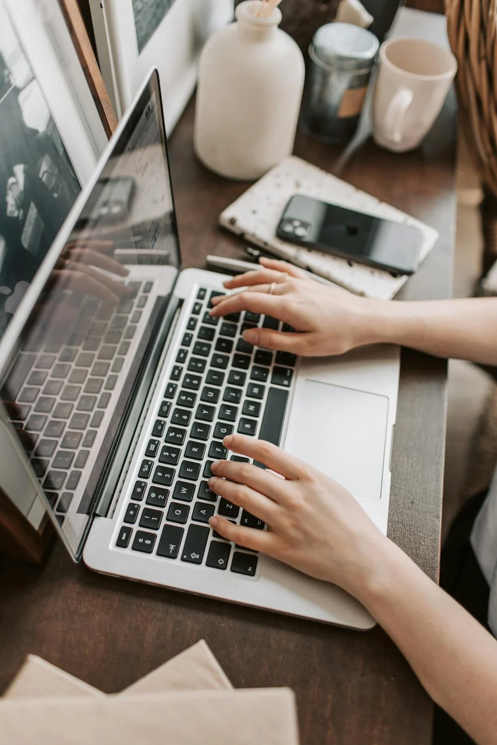 Une femme tapant sur son ordinateur portable | Source : Pexels