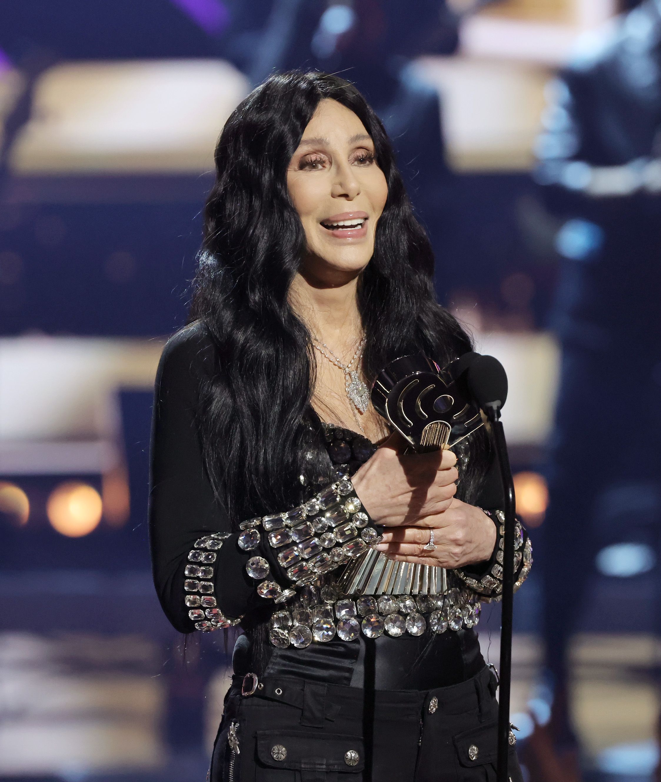 Cher recevant le prix Icon Award lors des iHeartRadio Music Awards au Dolby Theatre. | Source : Getty Images