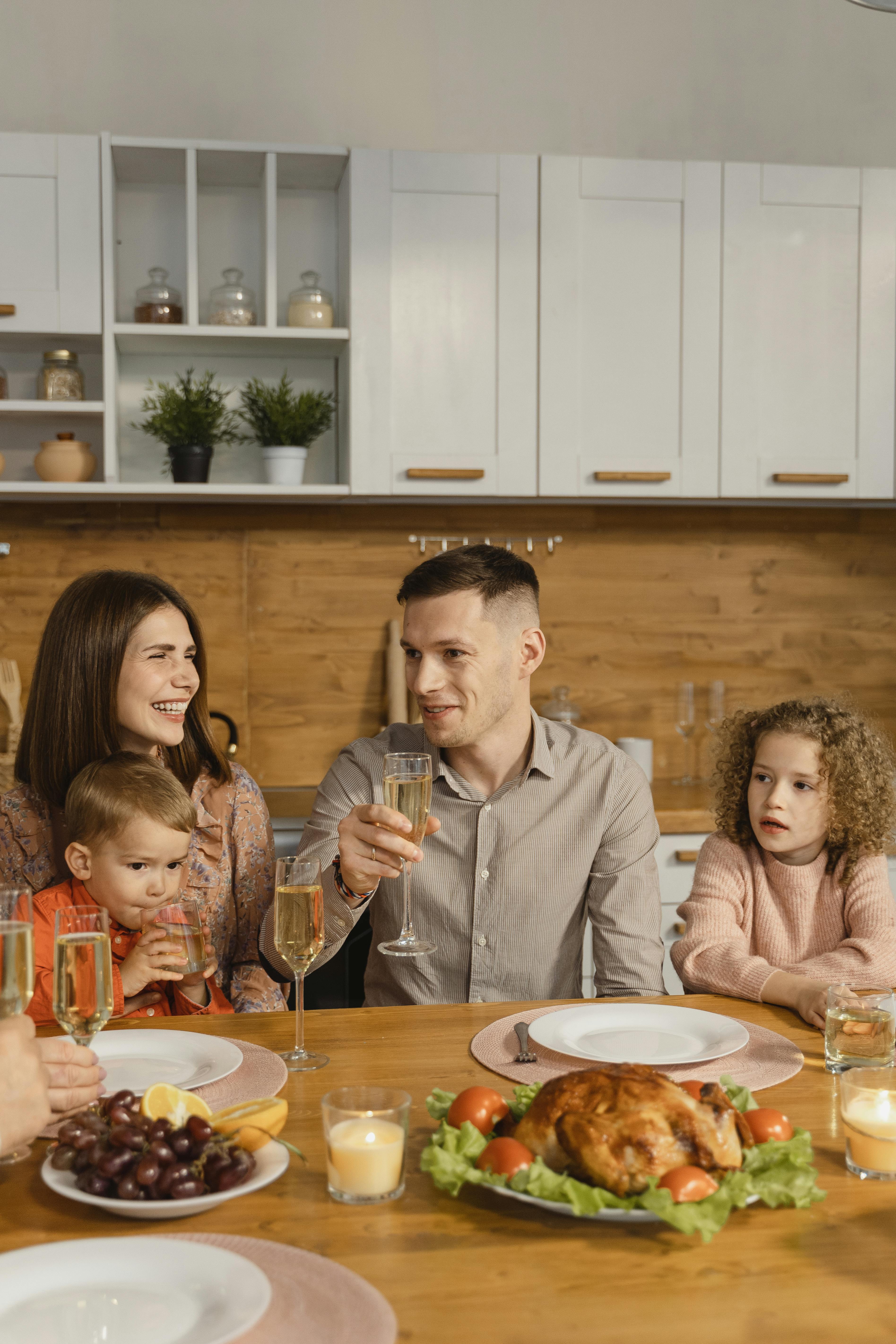 Un homme porte un toast lors d'un dîner en famille | Source : Pexels