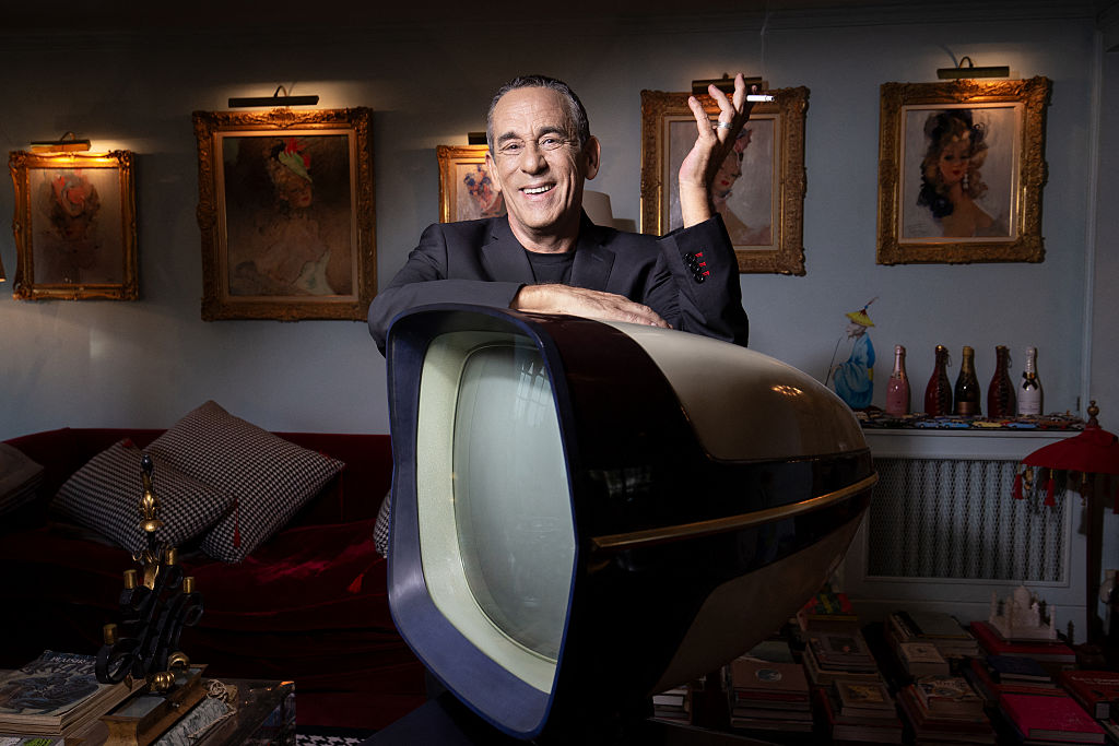 Thierry Ardisson pose lors d'une séance photo à son domicile, le 29 août 2016 à Paris. | Source : Getty Images