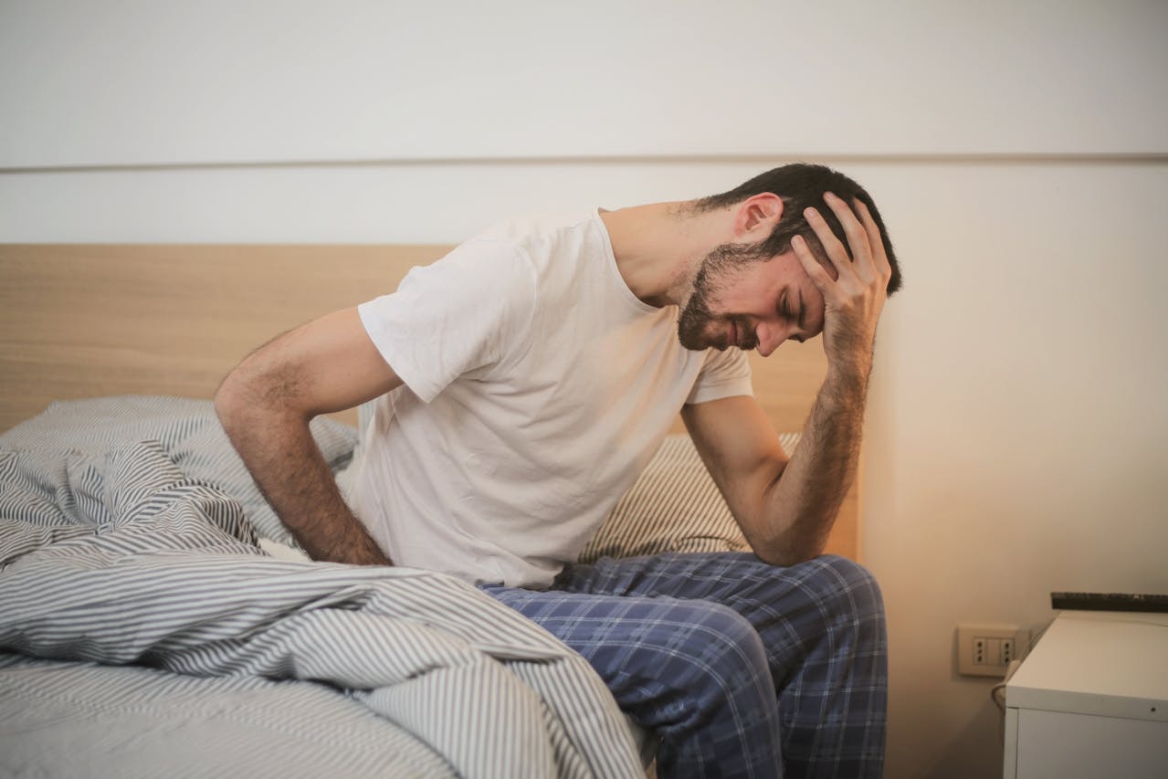 Un homme se tenant la tête | Source : Pexels