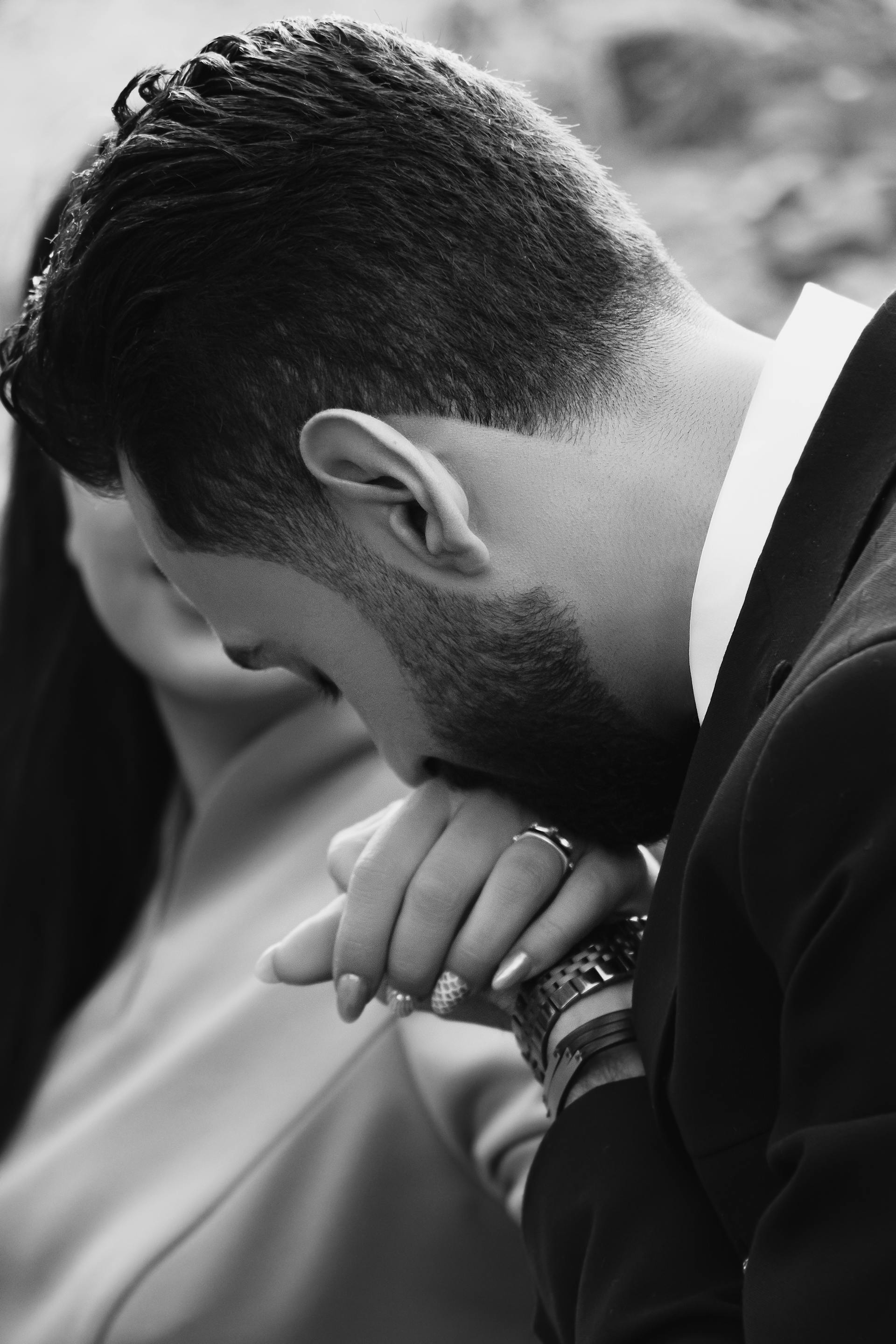 Un homme embrassant la main d'une femme | Source : Pexels