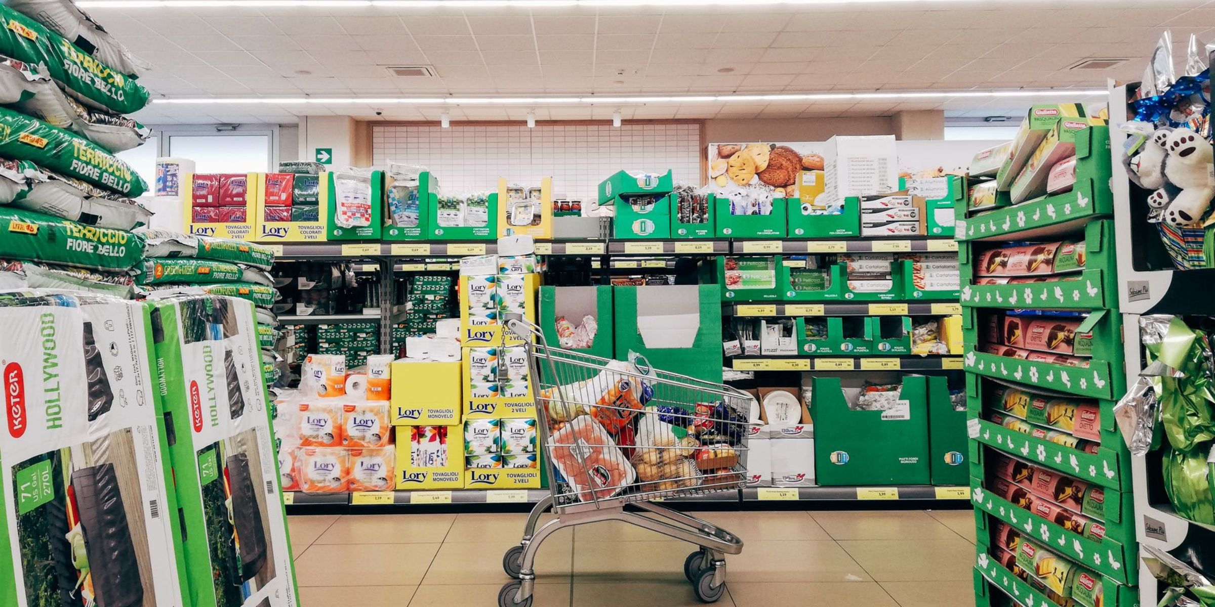 Un caddie dans un supermarché | Source : Pexels