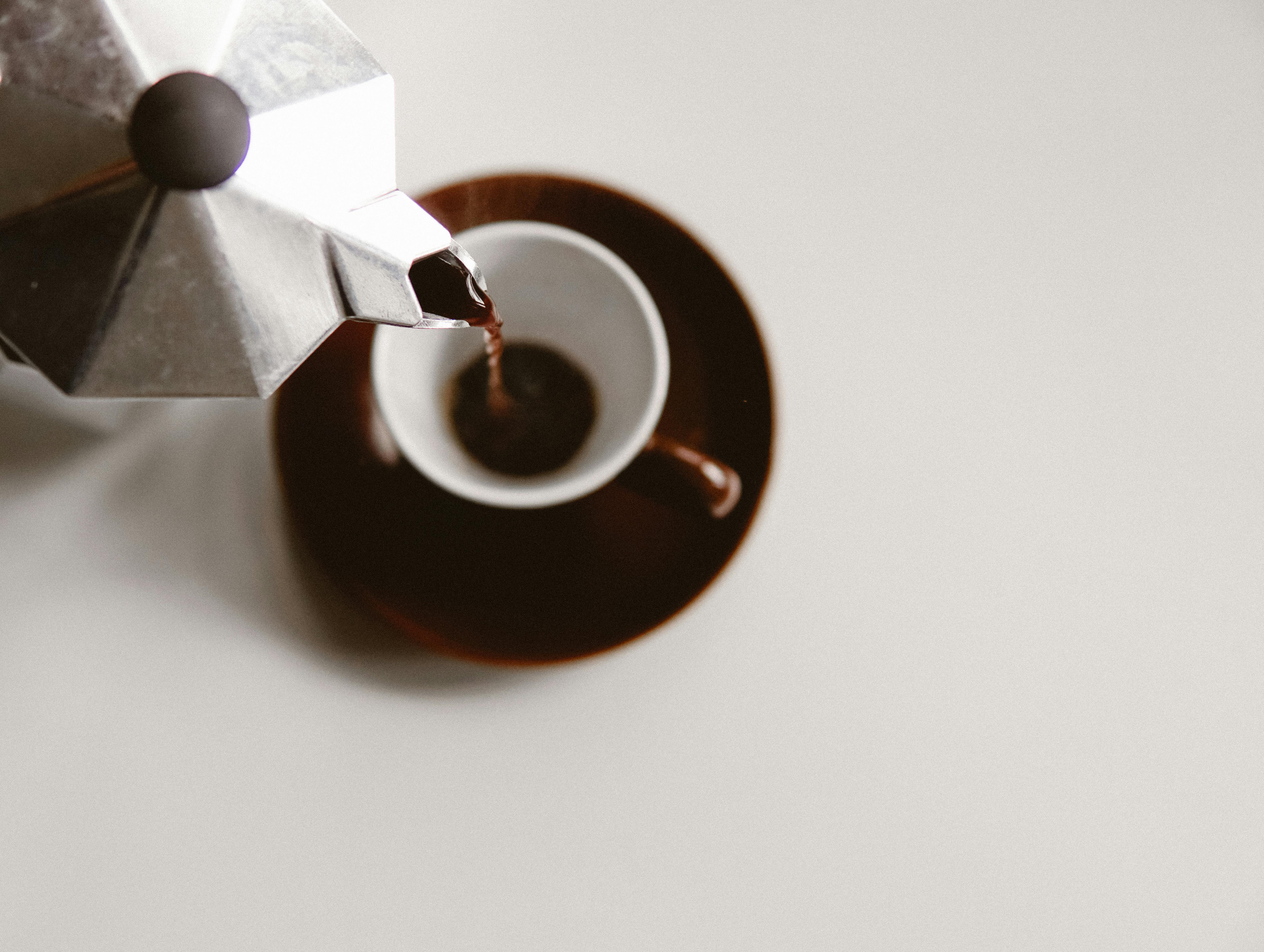 Café versé dans une tasse | Source : Pexels