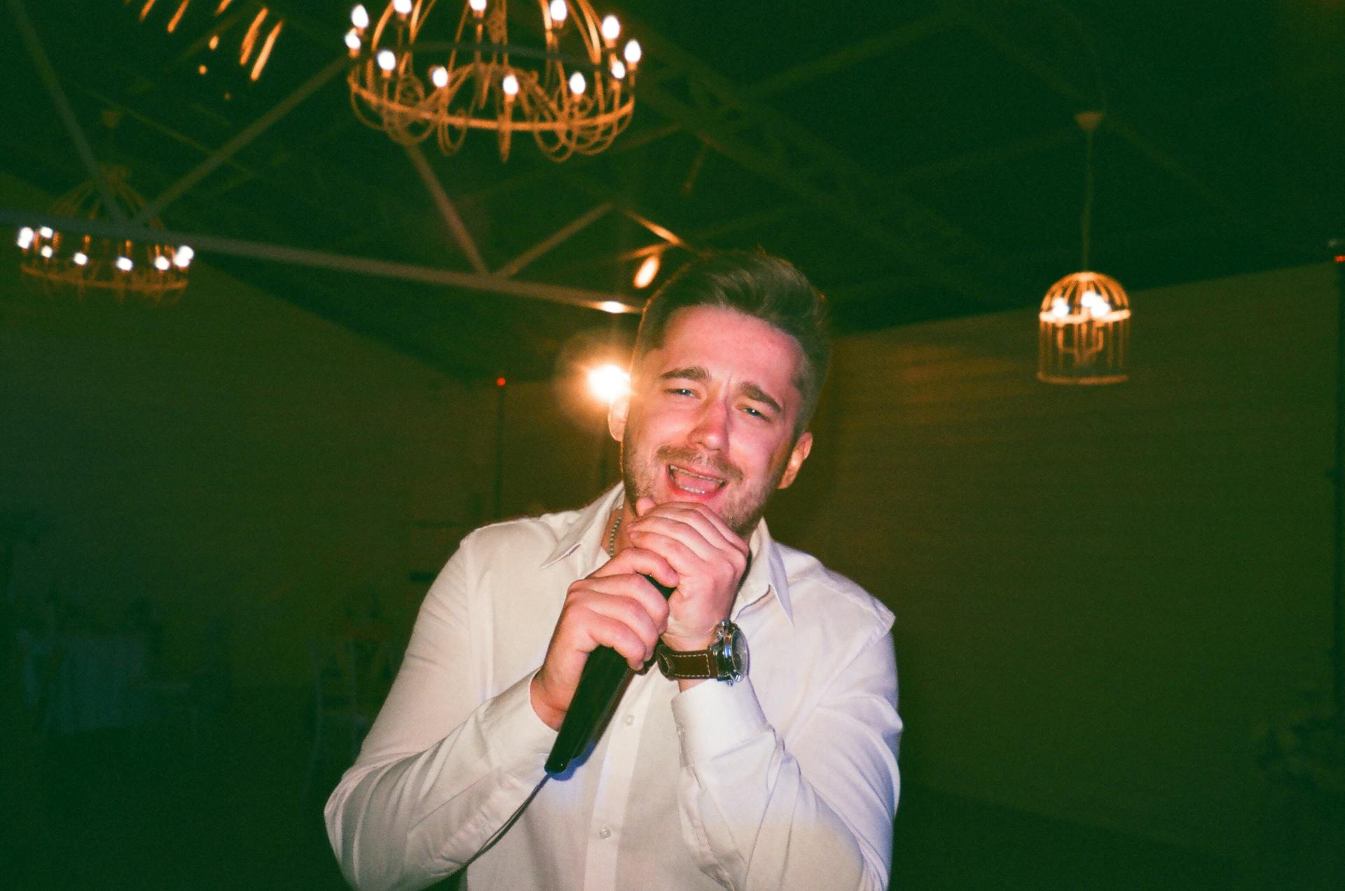 Un homme qui chante | Source : Pexels