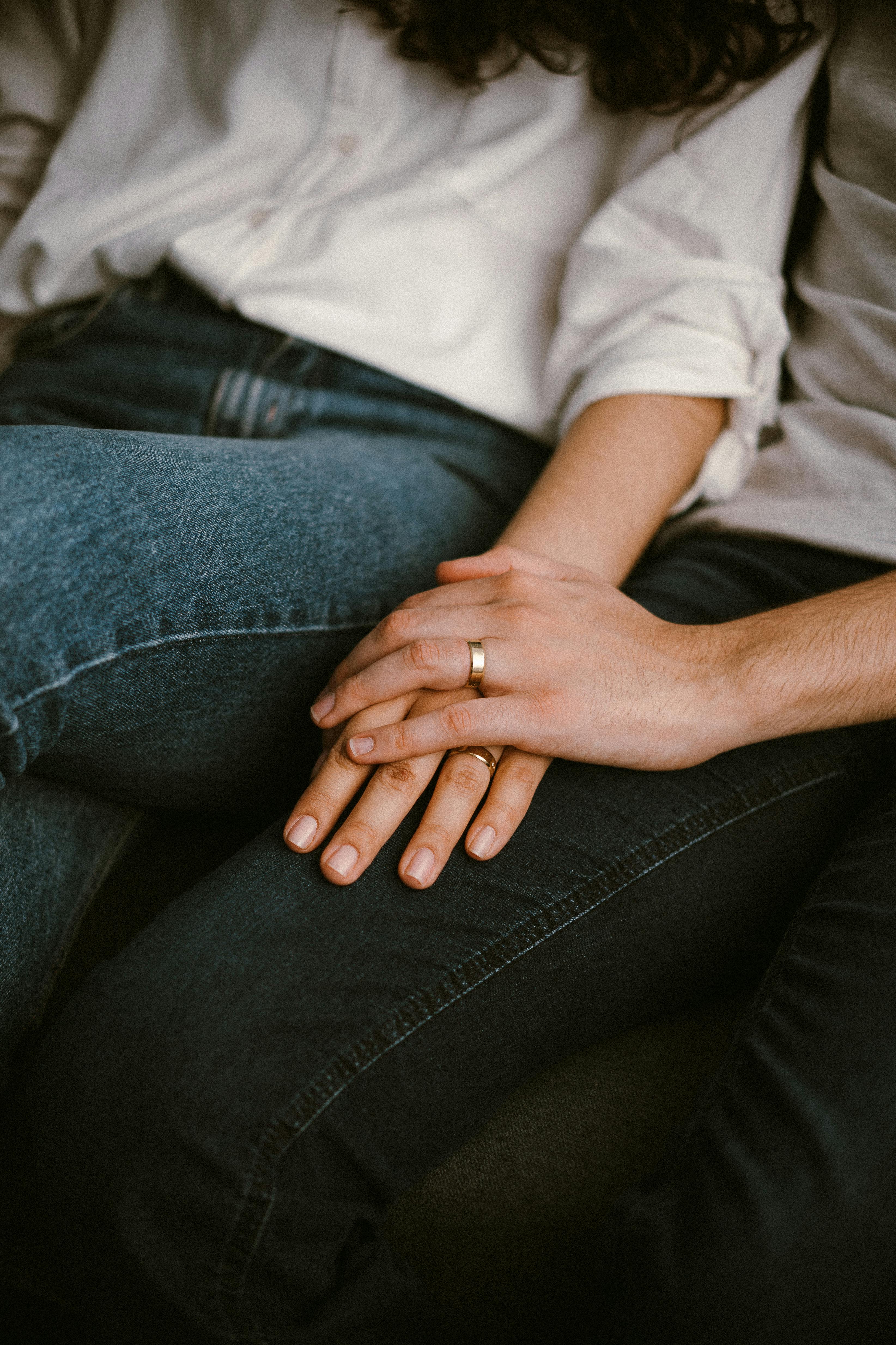 Un couple assis ensemble | Source : Pexels