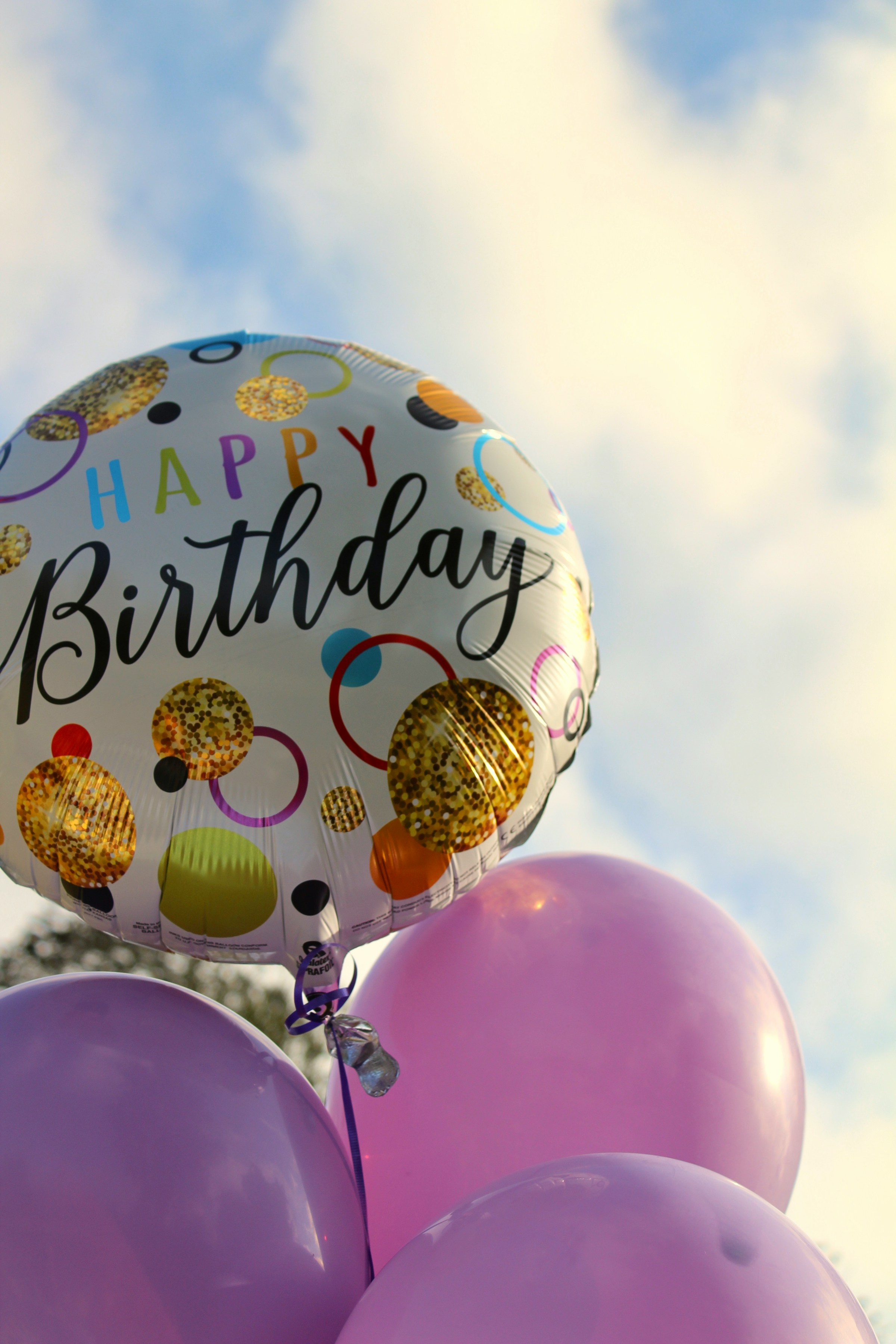Ballons d'anniversaire colorés | Source : Unsplash