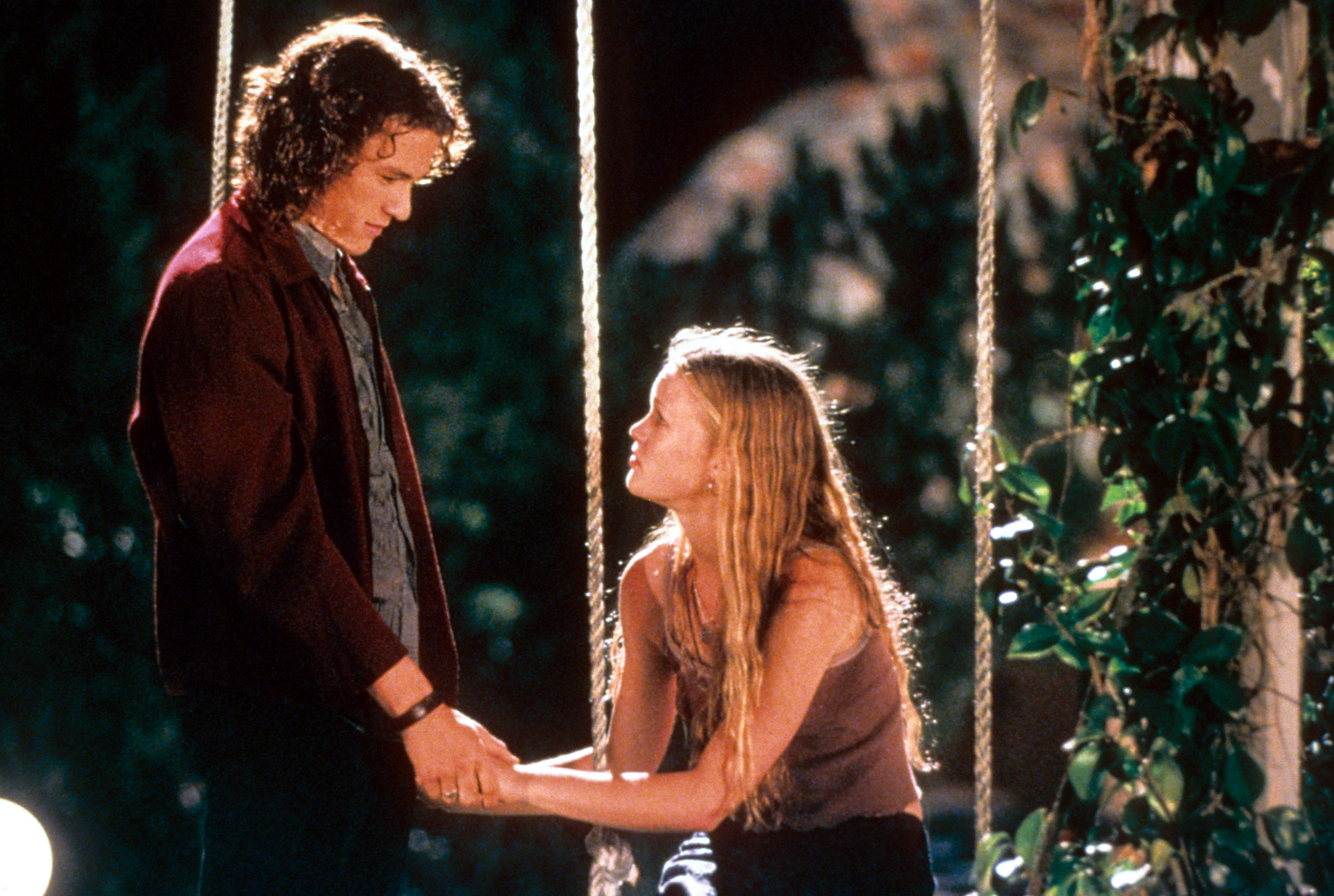 Heath Ledger et Julia Stiles sur une balançoire dans une scène du film "Dix bonnes raisons de te larguer" en 1999. | Source : Getty Images