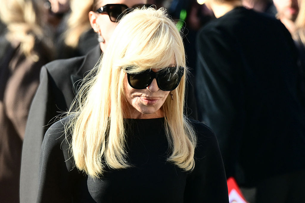 La créatrice de mode italienne Donatella Versace arrive à la cérémonie funéraire du défunt créateur de mode italien Valentino Gavarani à la basilique Santa Maria degli Angeli e dei Martiri, à Rome, le 23 janvier 2026 I Source : Getty Images