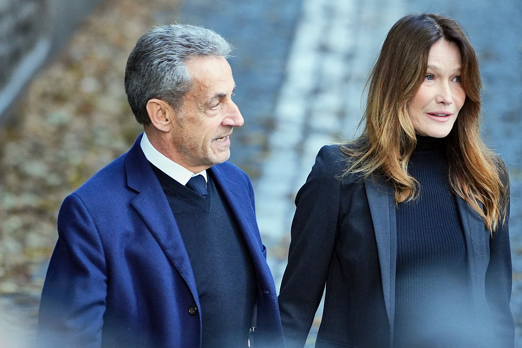 L'ancien président français Nicolas Sarkozy et son épouse Carla Bruni Sarkozy quittent leur domicile à Paris le 21 octobre 2025 pour se rendre à la voiture qui le conduira à la prison de la Santé, où il purgera une peine de cinq ans. | Source : Getty Images