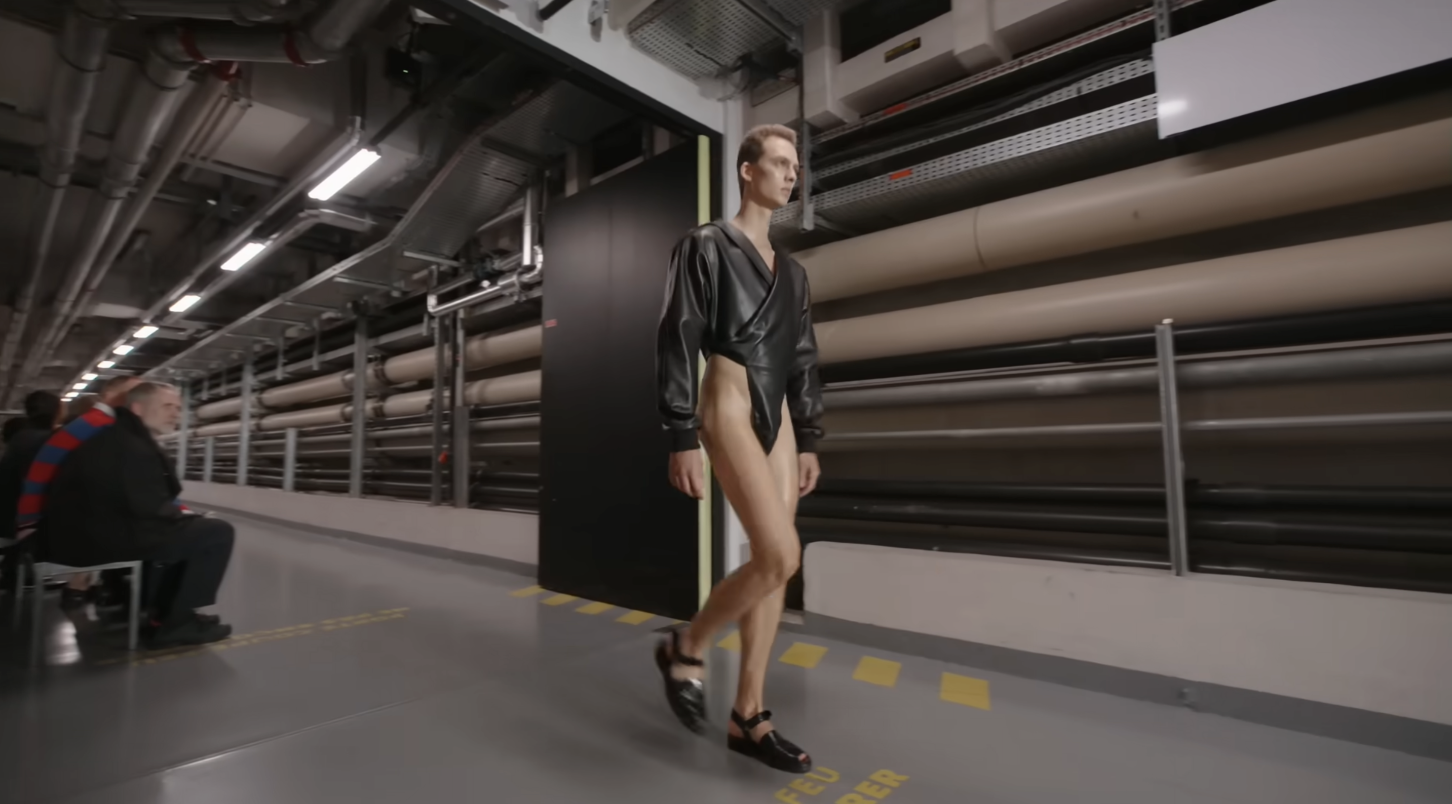 Le look body associé à des chaussures ouvertes noires, renforçant ainsi l'ambiance futuriste — un aperçu de ce à quoi pourrait ressembler la mode audacieuse dans les années à venir. Extrait d'une publication datée du 5 octobre 2025. Source : Youtube/@jeanpaulgaultier