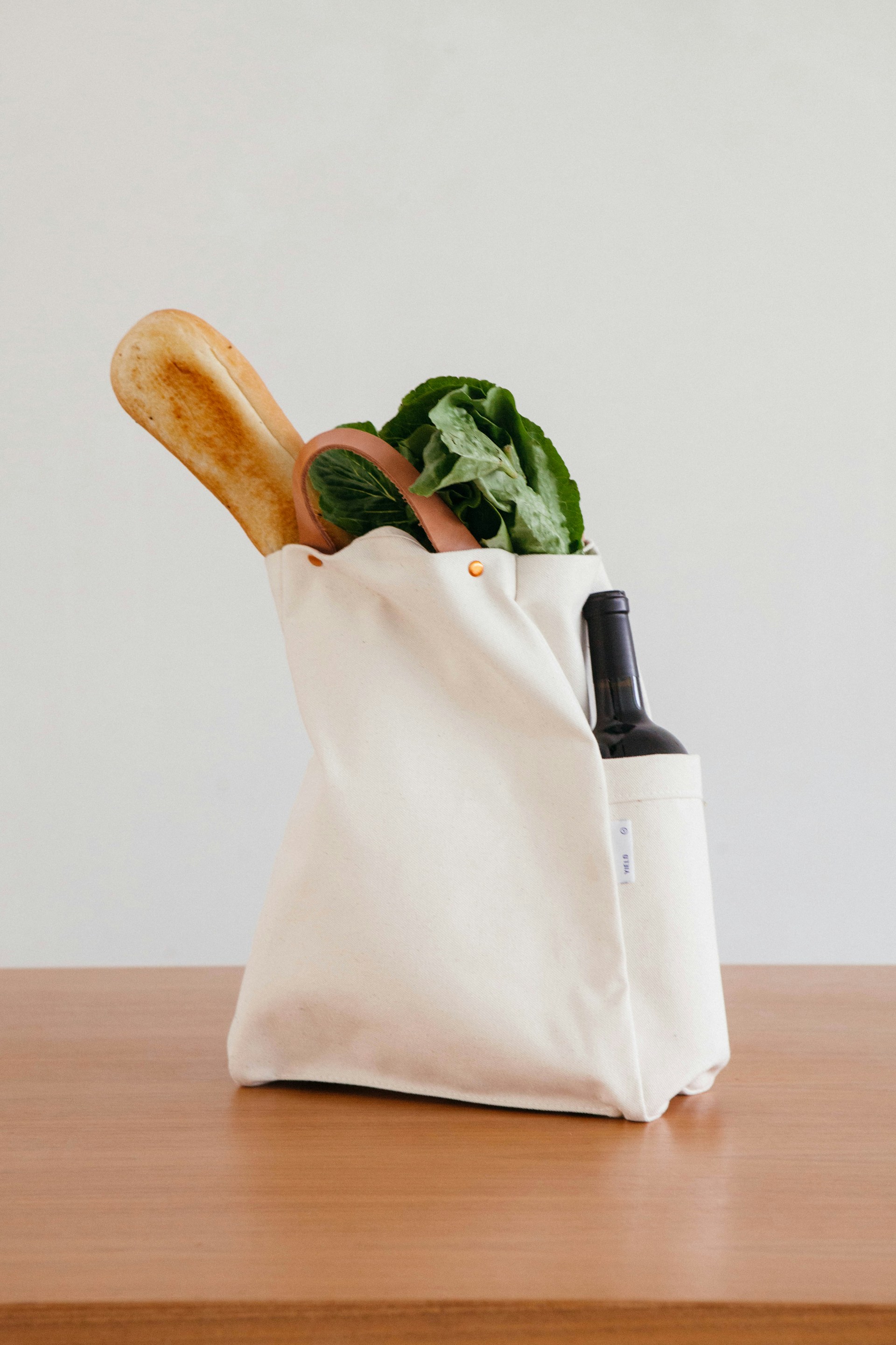 Un sac de provisions et du vin | Source : Unsplash