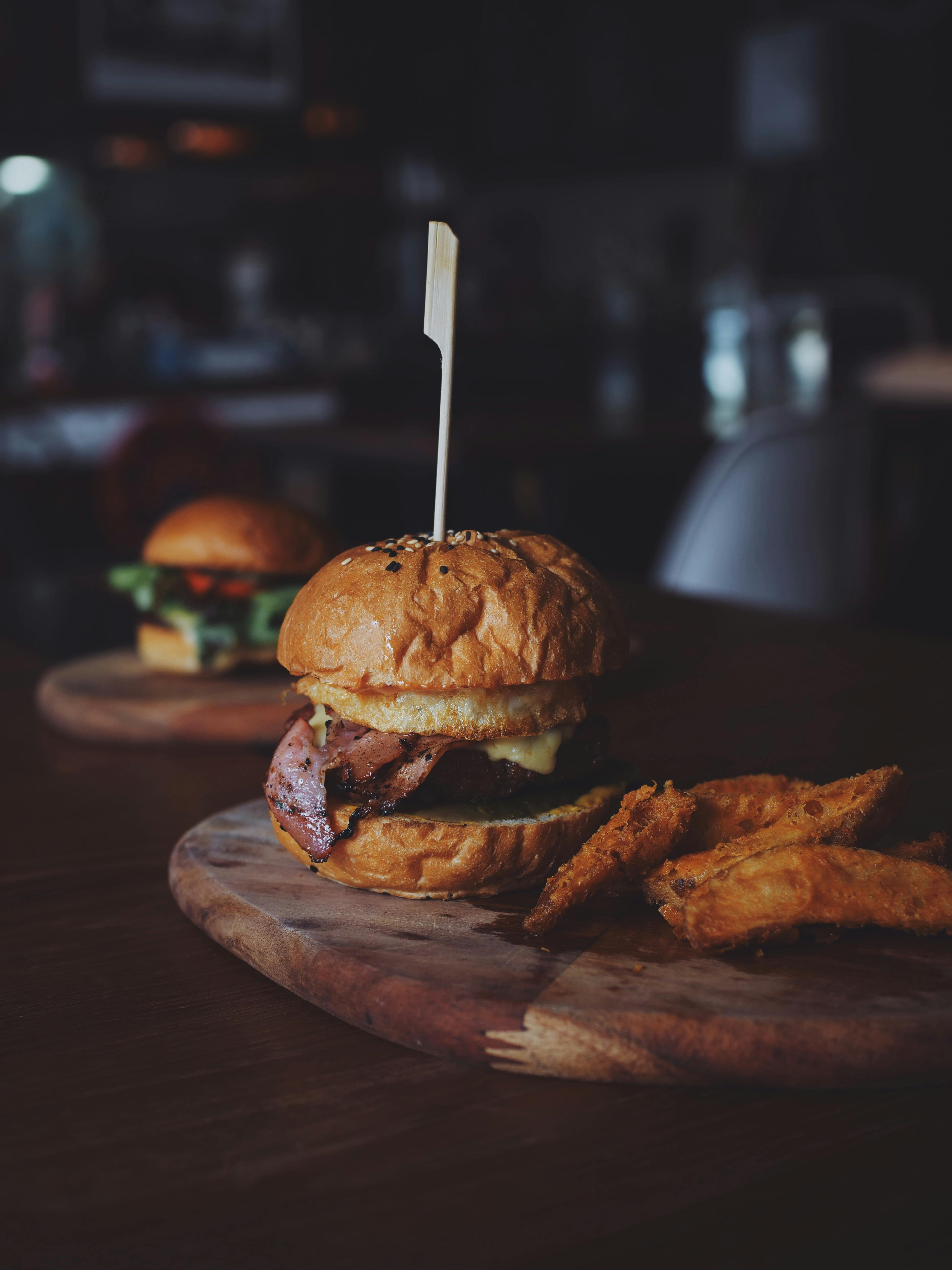 Des hamburgers sur une table | Source : Pexels
