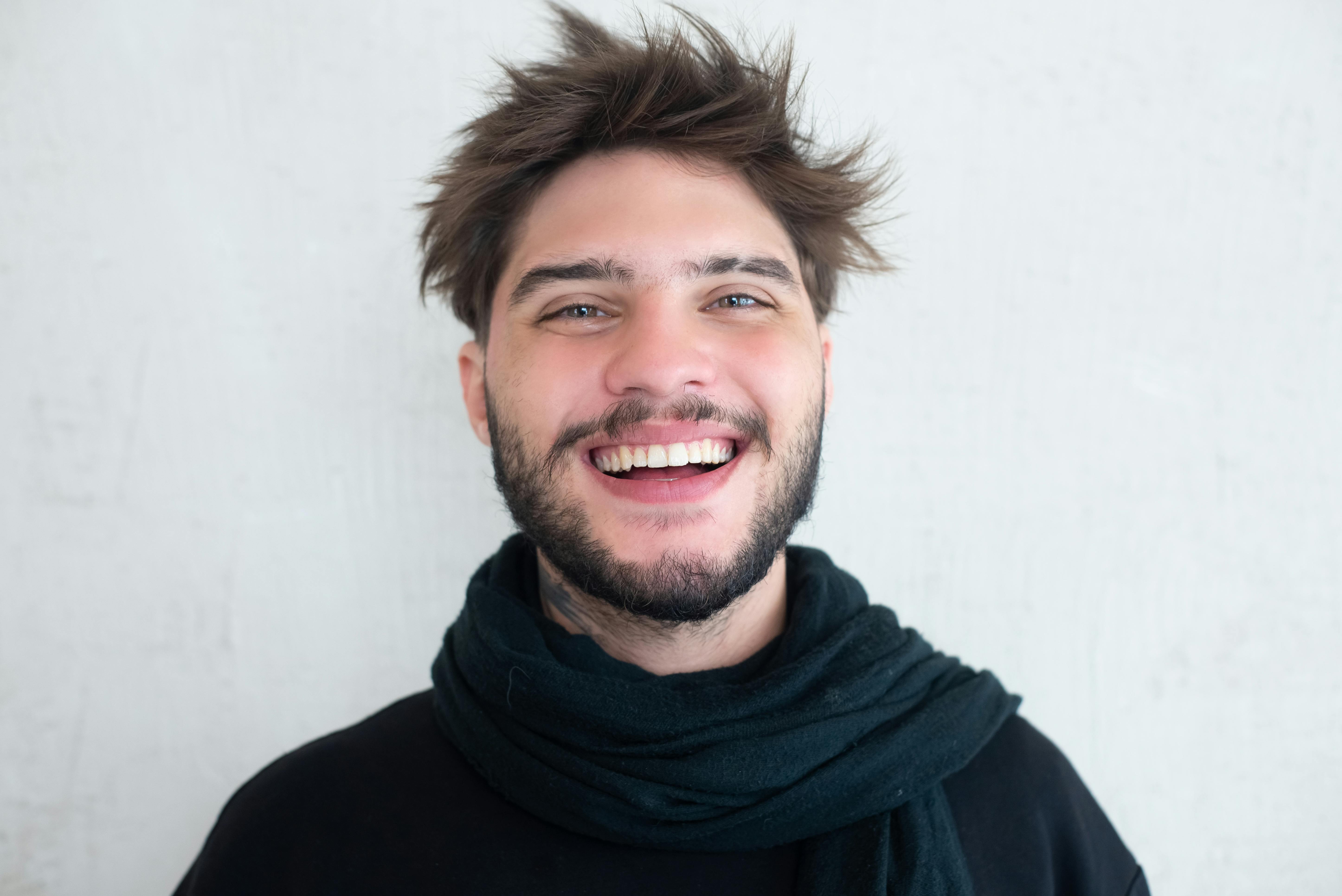 Un homme qui rit | Source : Pexels