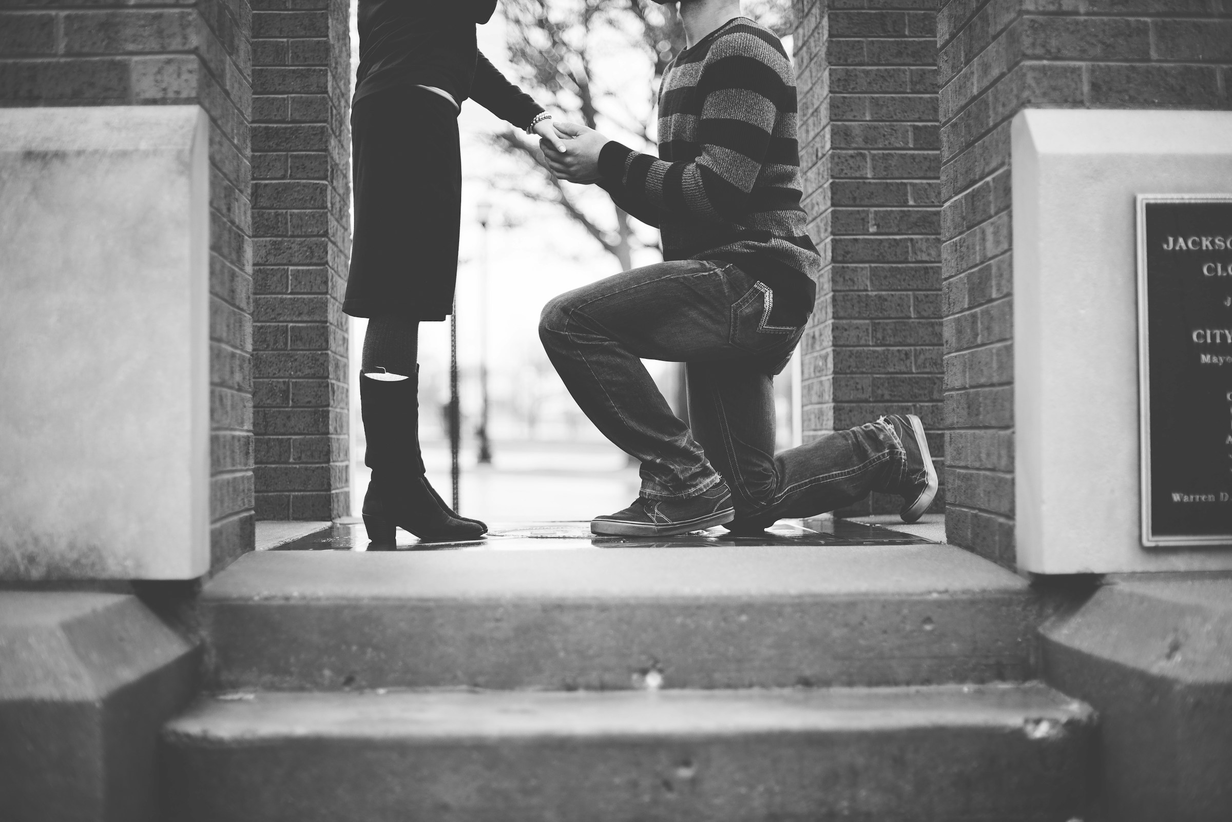 Un homme demande sa petite amie en mariage | Source : Unsplash