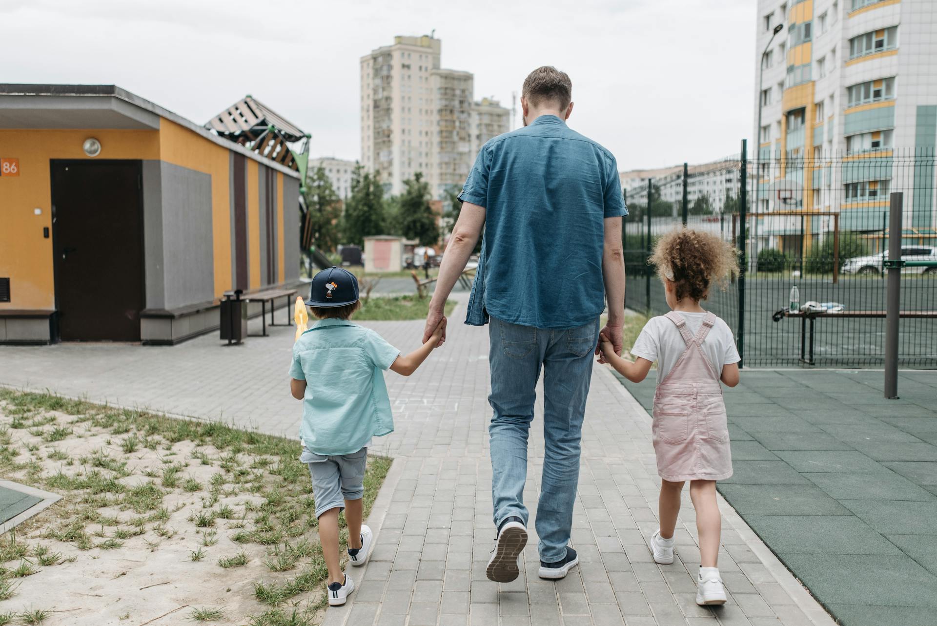 Un homme se promenant avec ses enfants | Source : Pexels