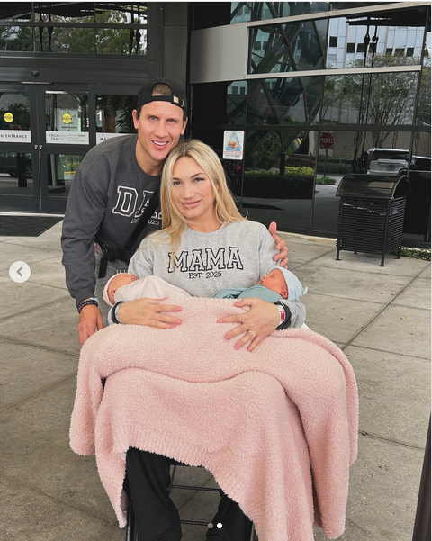 Brooke Hogan avec son mari Steven et leurs enfants Oliver Andrew et Molly Gene Oleksy, d'après un post daté du 19 janvier 2025 | Source : Instagram/mizzhogan