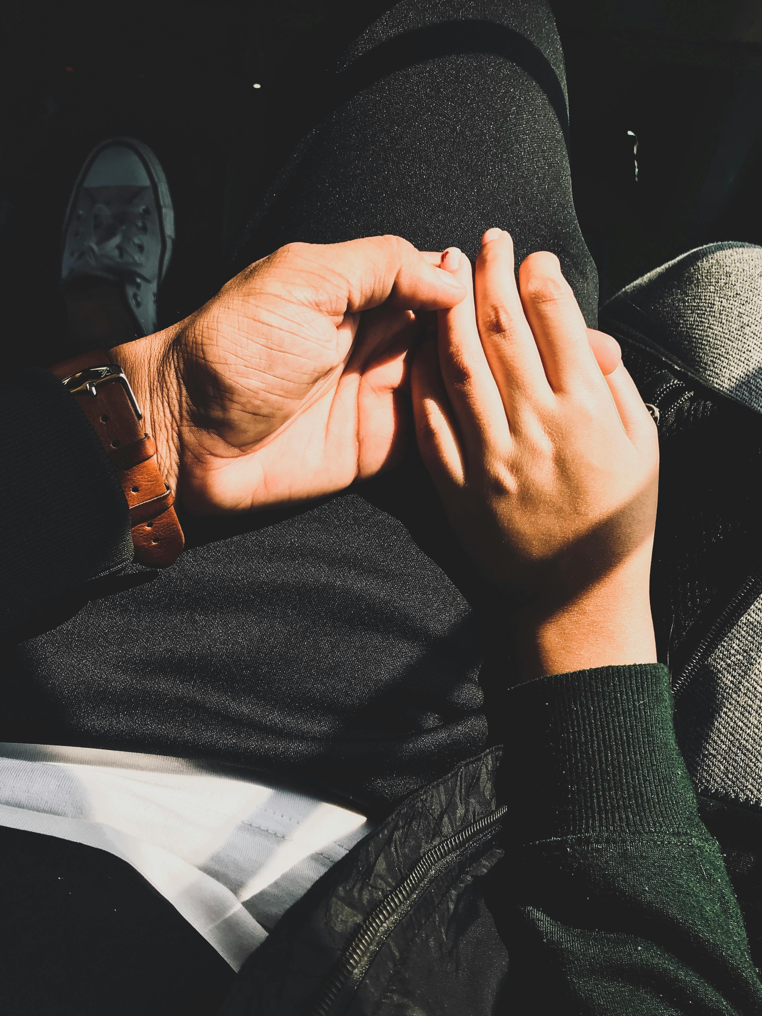 Deux personnes qui se tiennent la main | Source : Pexels