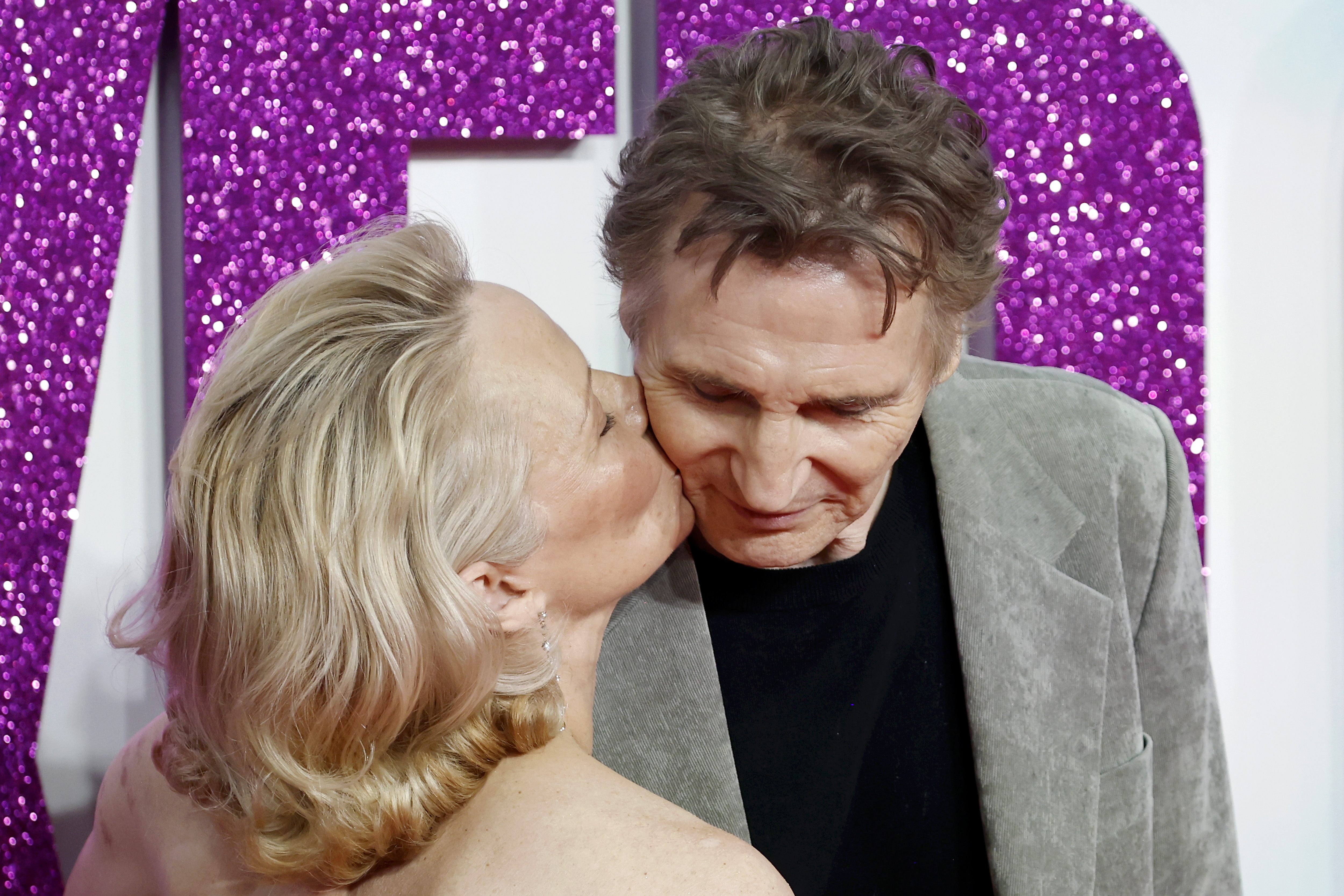 Pamela Anderson et Liam Neeson assistent à la première britannique du film « The Naked Gun » au Cineworld Leicester Square, le 22 juillet 2025, à Londres, en Angleterre I Source : Getty Images