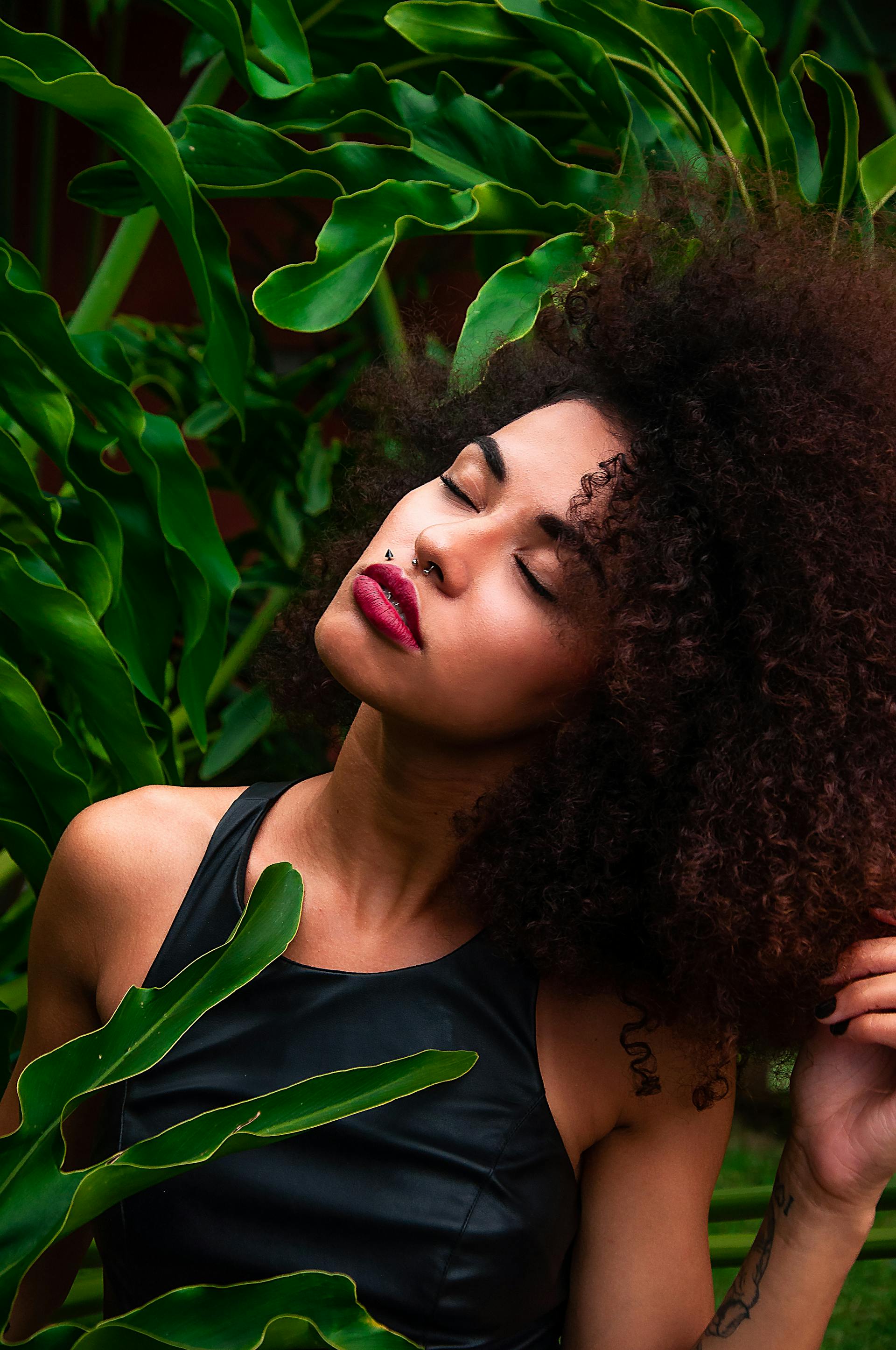 Une femme qui montre ses cheveux | Source : Pexels
