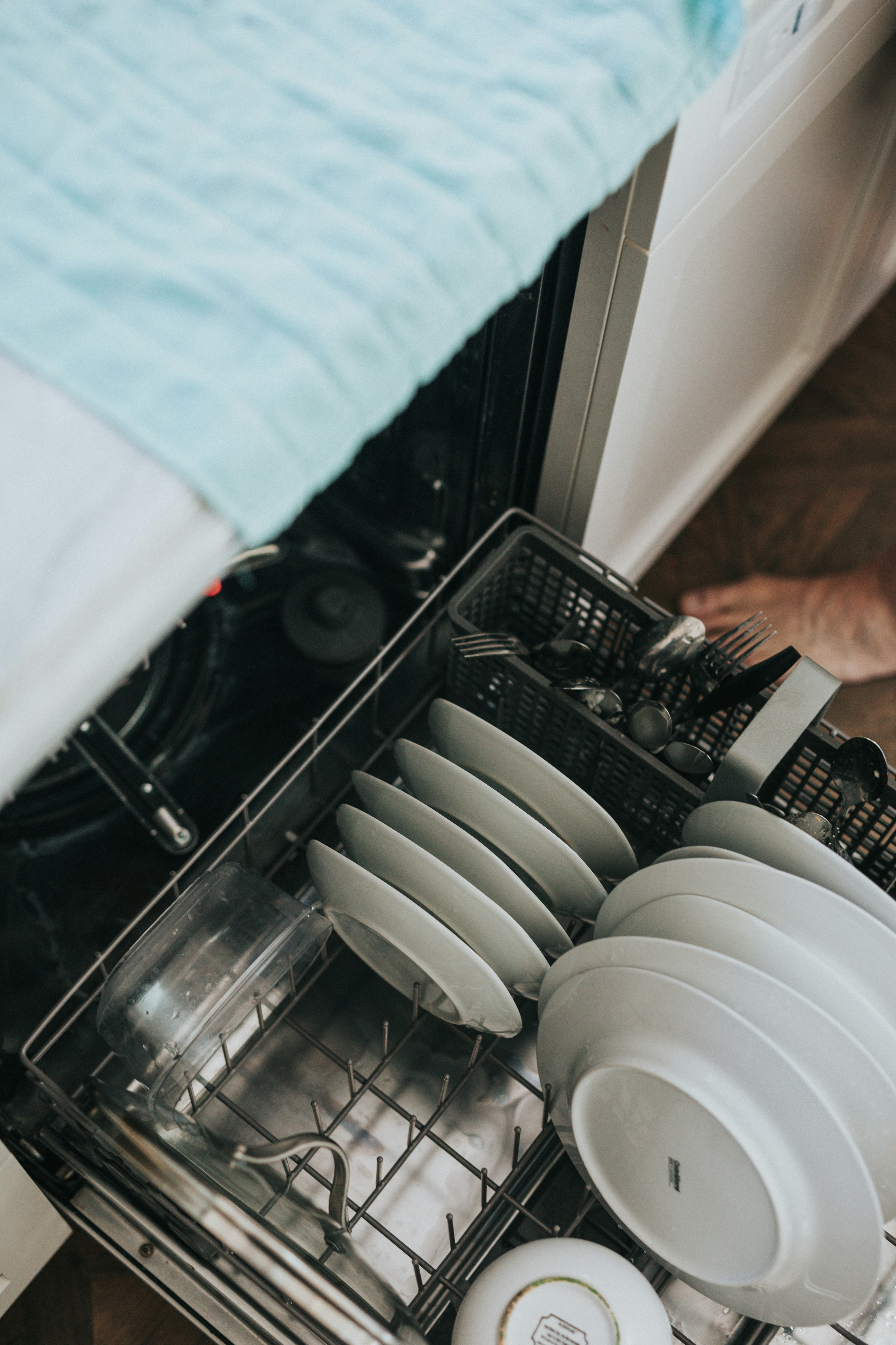 Un lave-vaisselle ouvert | Source : Unsplash