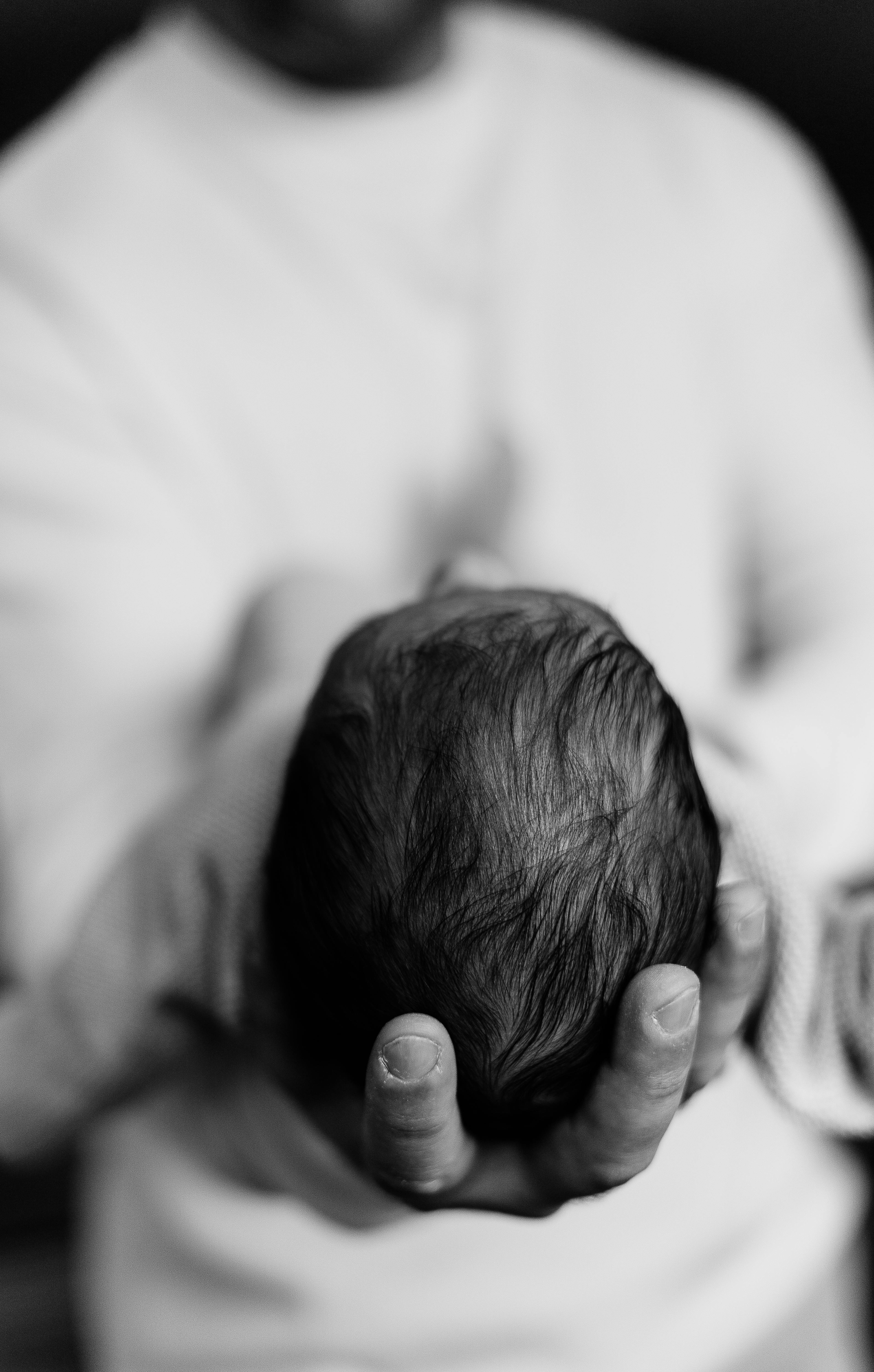 Un homme tenant un bébé | Source : Pexels