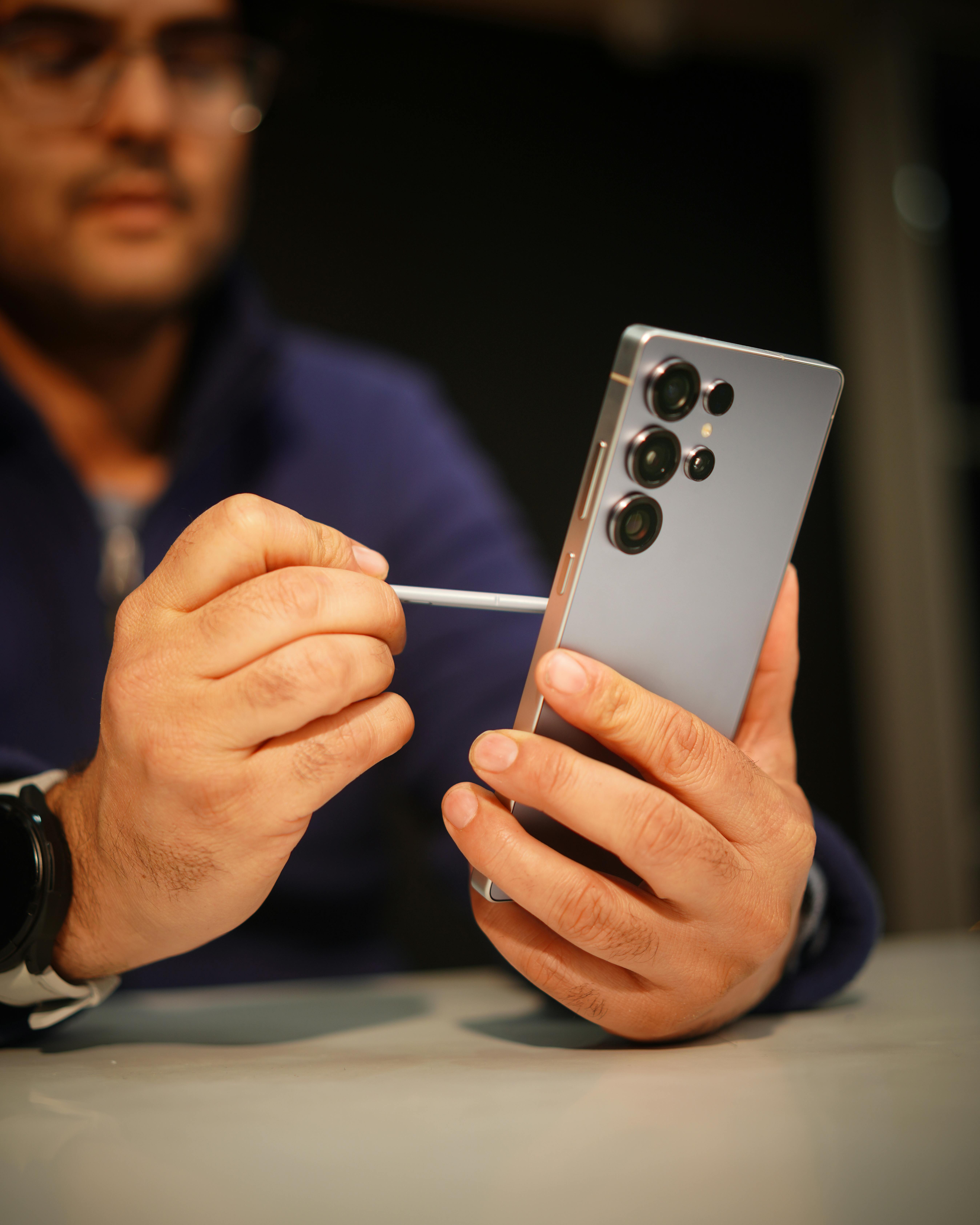 Gros plan d'un homme utilisant son téléphone portable | Source : Pexels