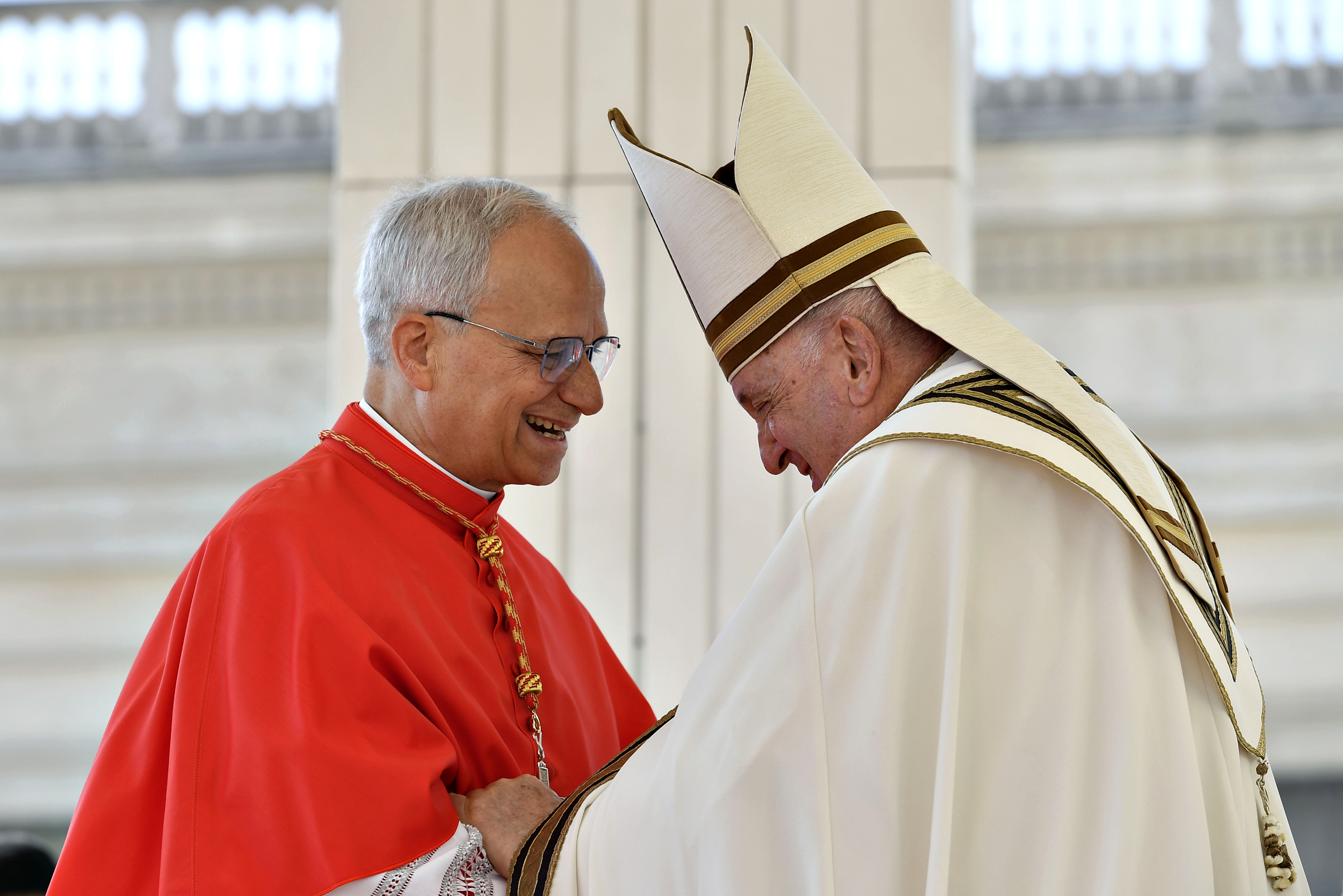 Le pape Léon et le défunt pape François après que le pape François l'a nommé cardinal alors nouveau pendant le Consistoire public ordinaire pour la création de nouveaux cardinaux dans la Cité du Vatican le 30 septembre 2023. | Source : Getty Images