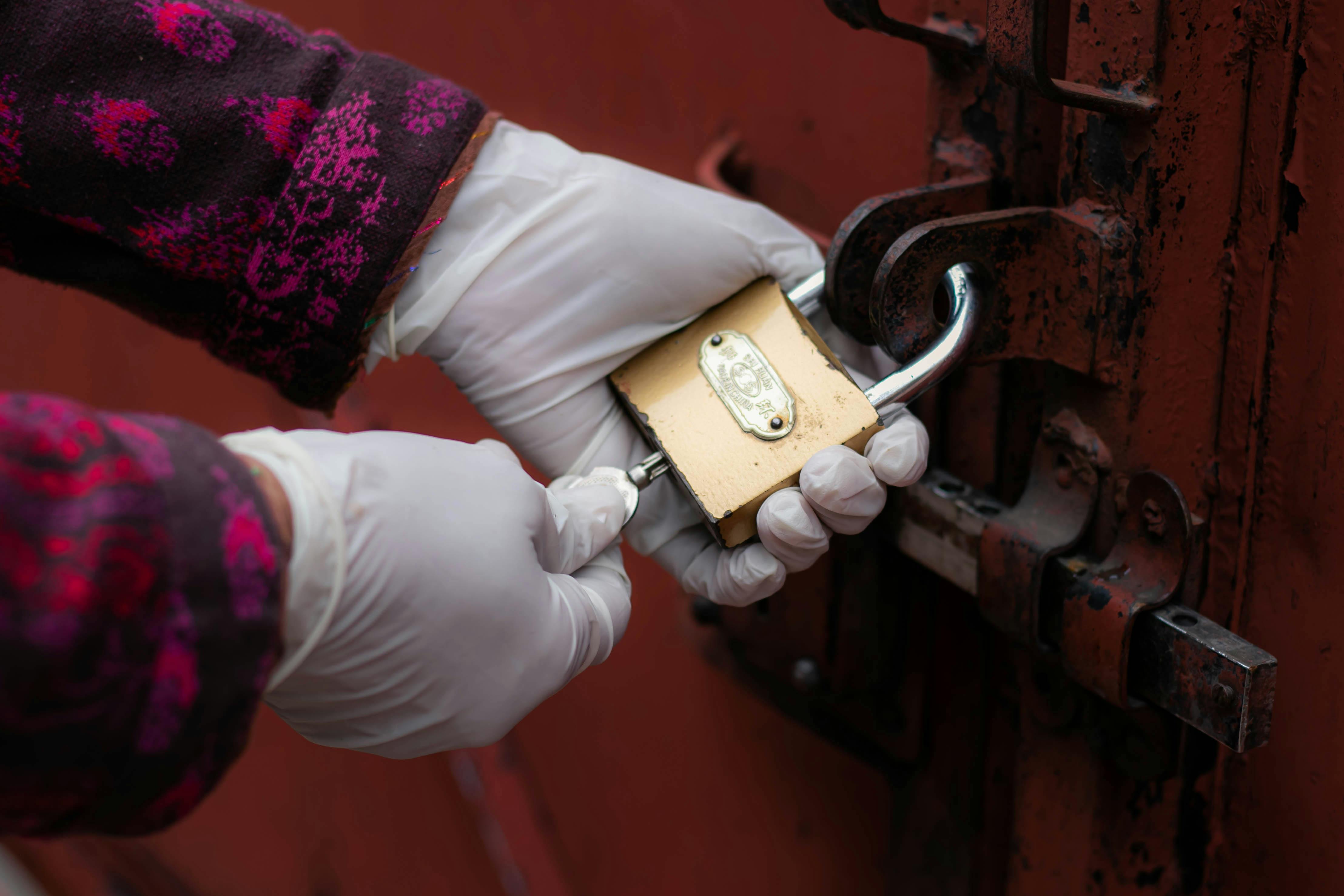 Quelqu'un déverrouille un cadenas | Source : Pexels