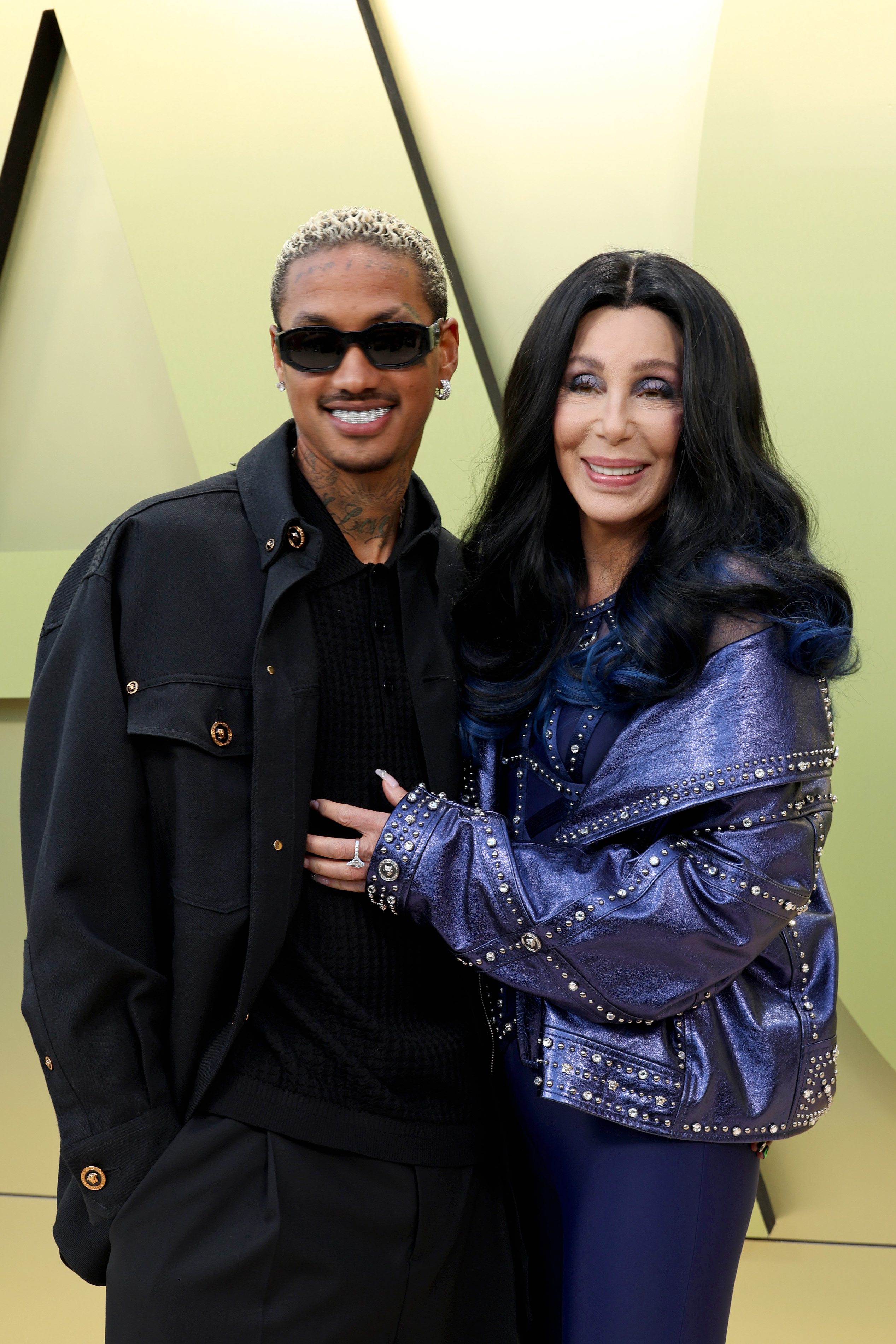 Alexander Edwards et Cher au défilé Versace Fashion Week 23, le 9 mars 2023, à West Hollywood, Californie. | Source : Getty Images